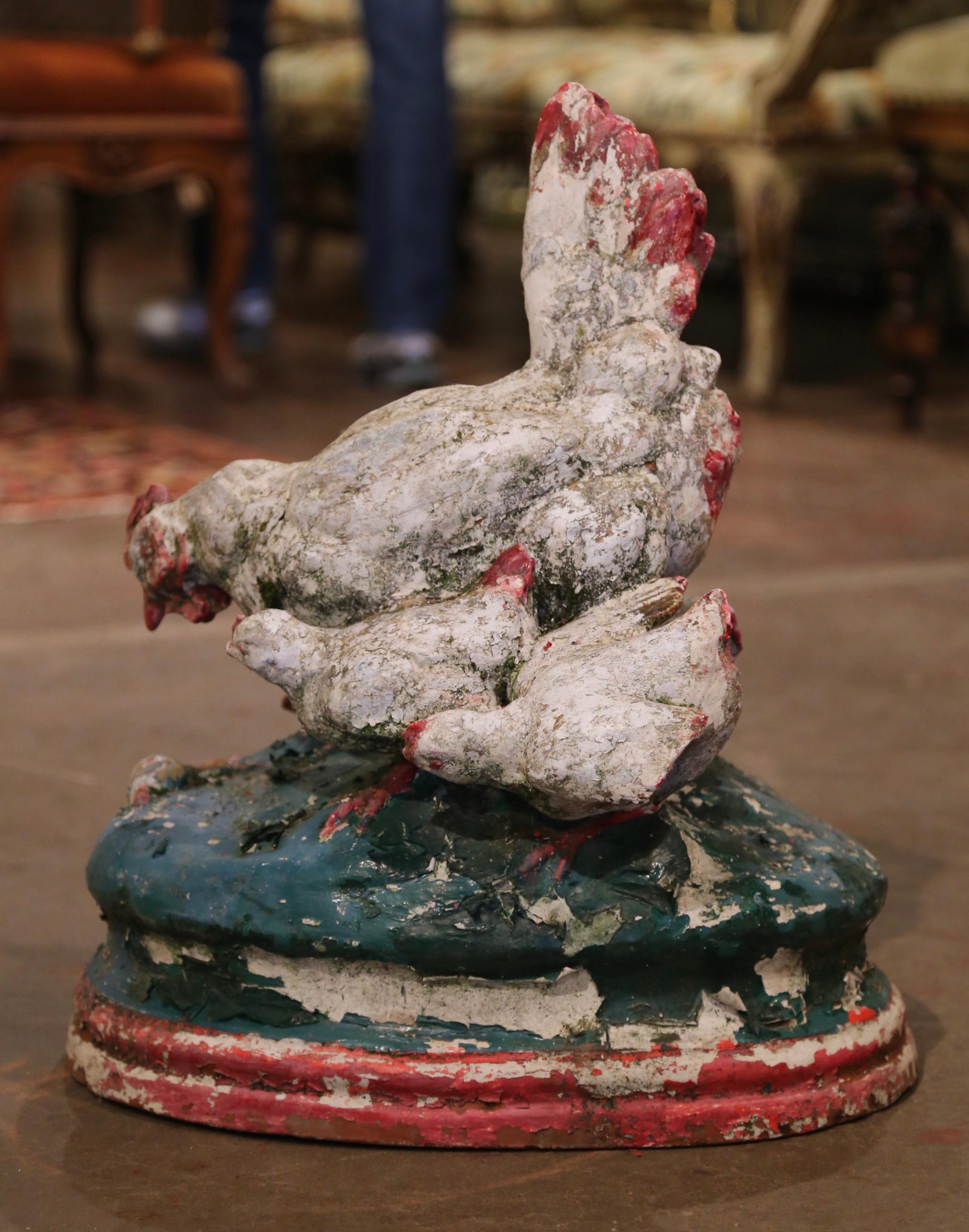 Fait main Sculpture d'extérieur du 19ème siècle en terre cuite peinte à la main représentant des poulets et des coqs