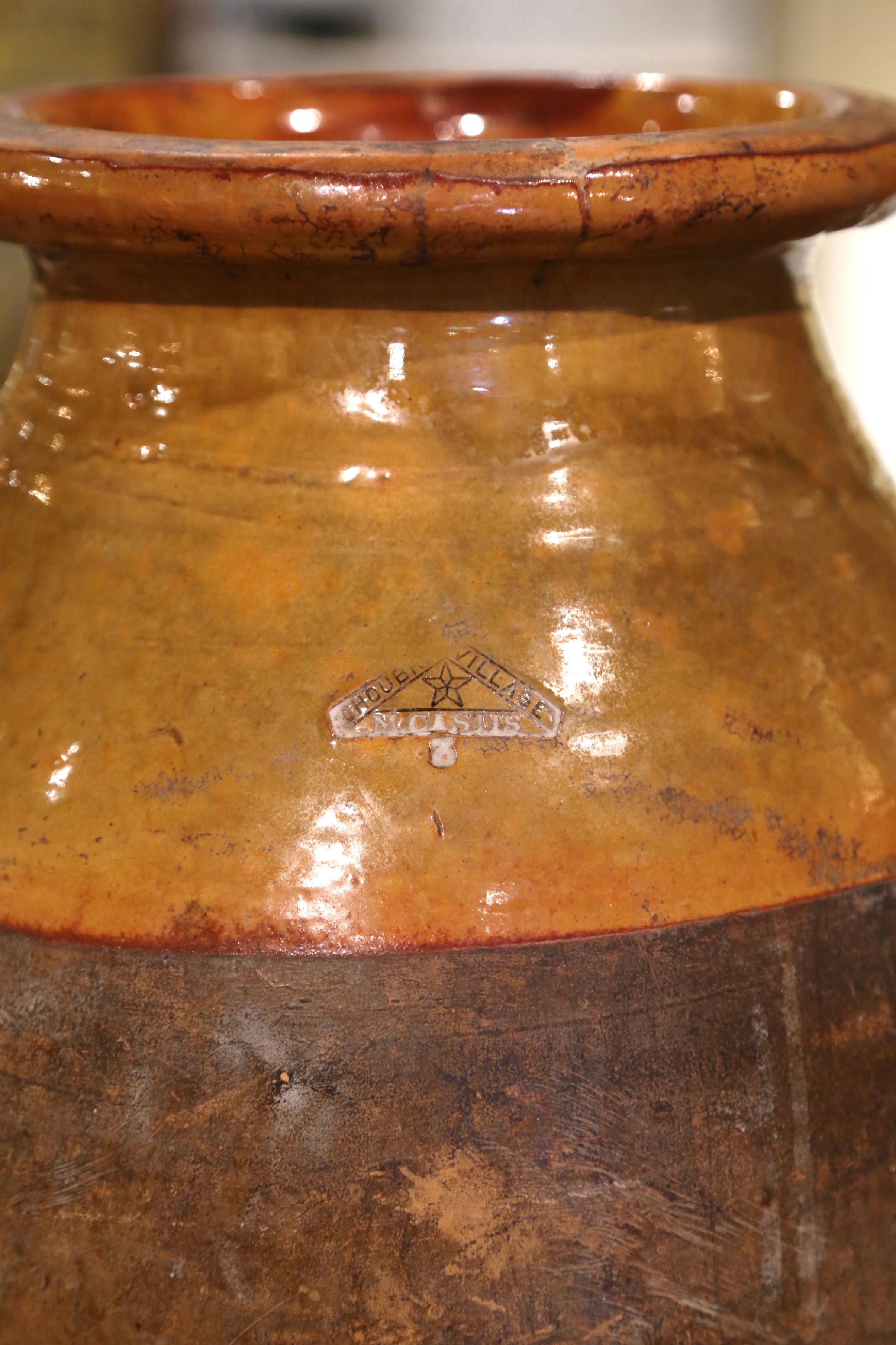 Französisches Terrakotta-Olivglas aus der Provence aus dem 19. Jahrhundert (Handgeschnitzt) im Angebot