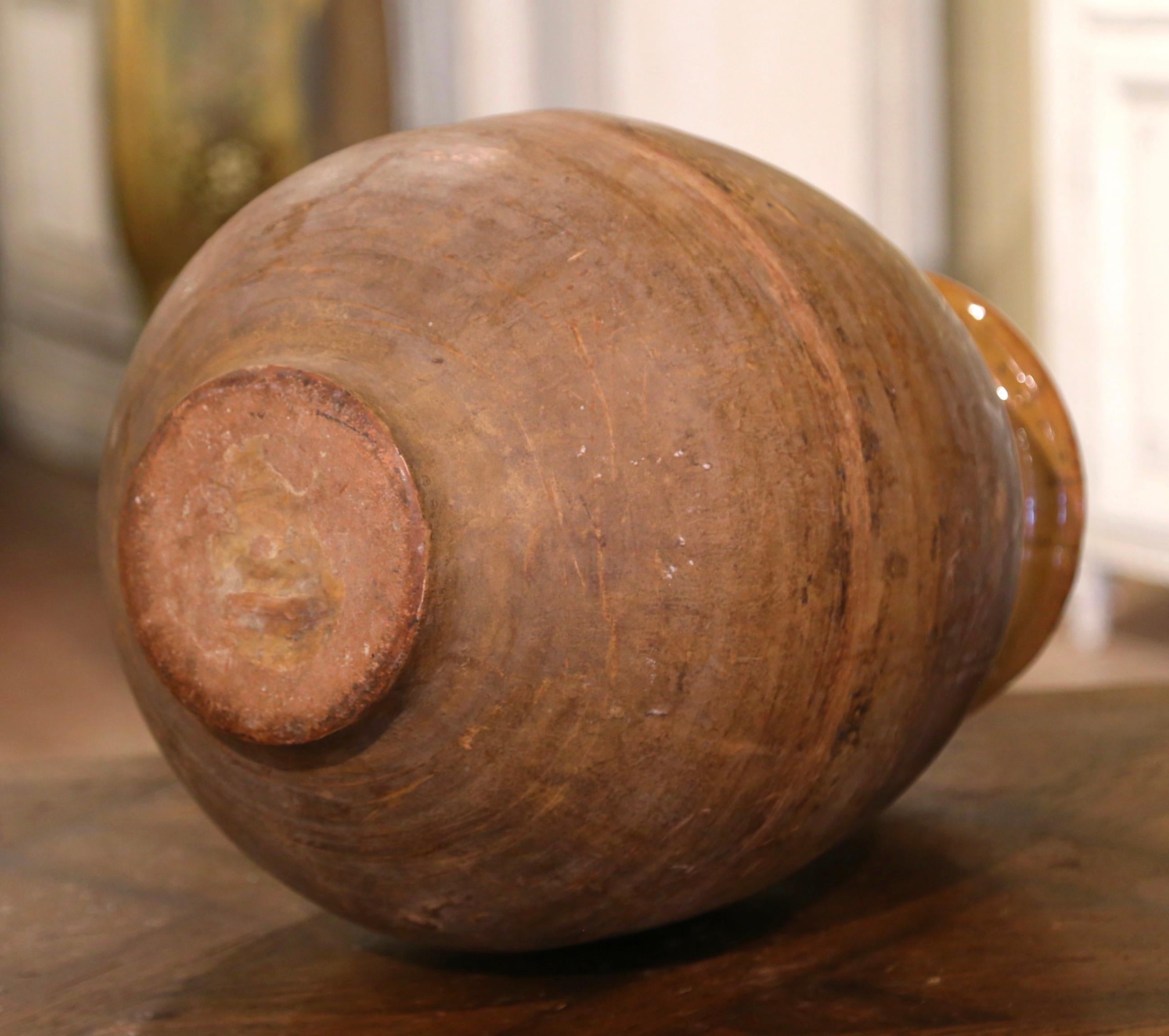 Sculpté à la main Pot à olives en terre cuite du 19ème siècle de Provence en vente
