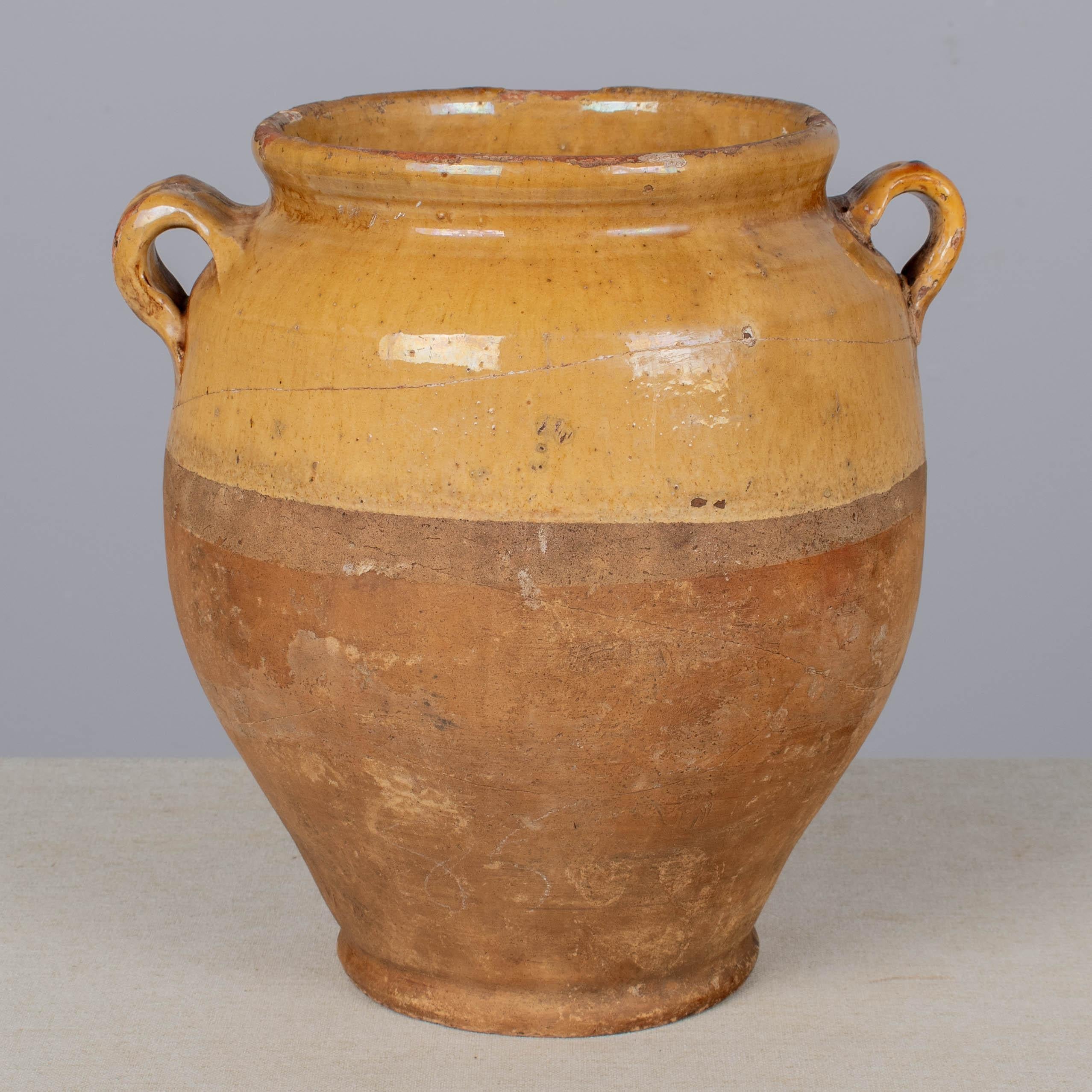 Olla francesa de barro cocido del siglo XIX con vidriado amarillo tradicional. Bonito y cálido color terracota. Buen estado, con fisura, pequeños desconchones y pérdidas en el esmalte. Estas vasijas de barro ordinario se utilizaban antaño a diario