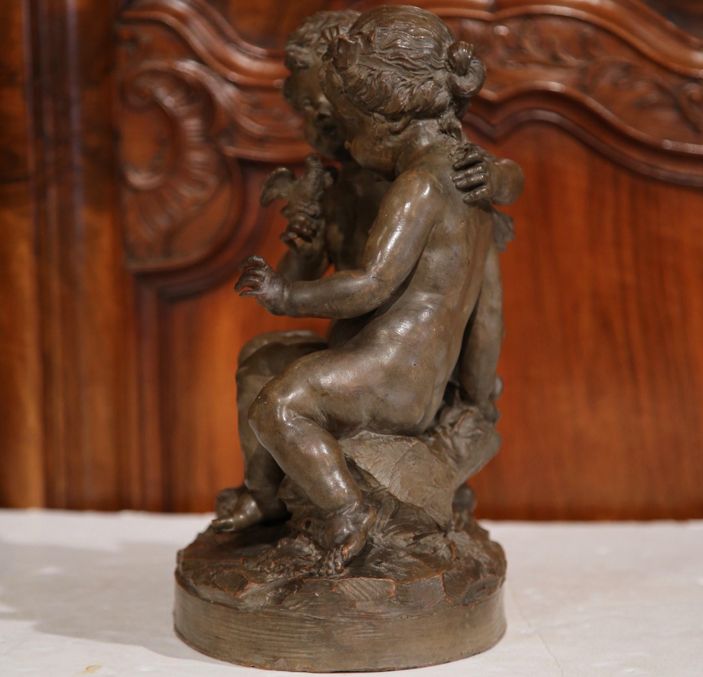 Francese Scultura in terracotta francese del XIX secolo raffigurante Putti con uccello e cornucopia