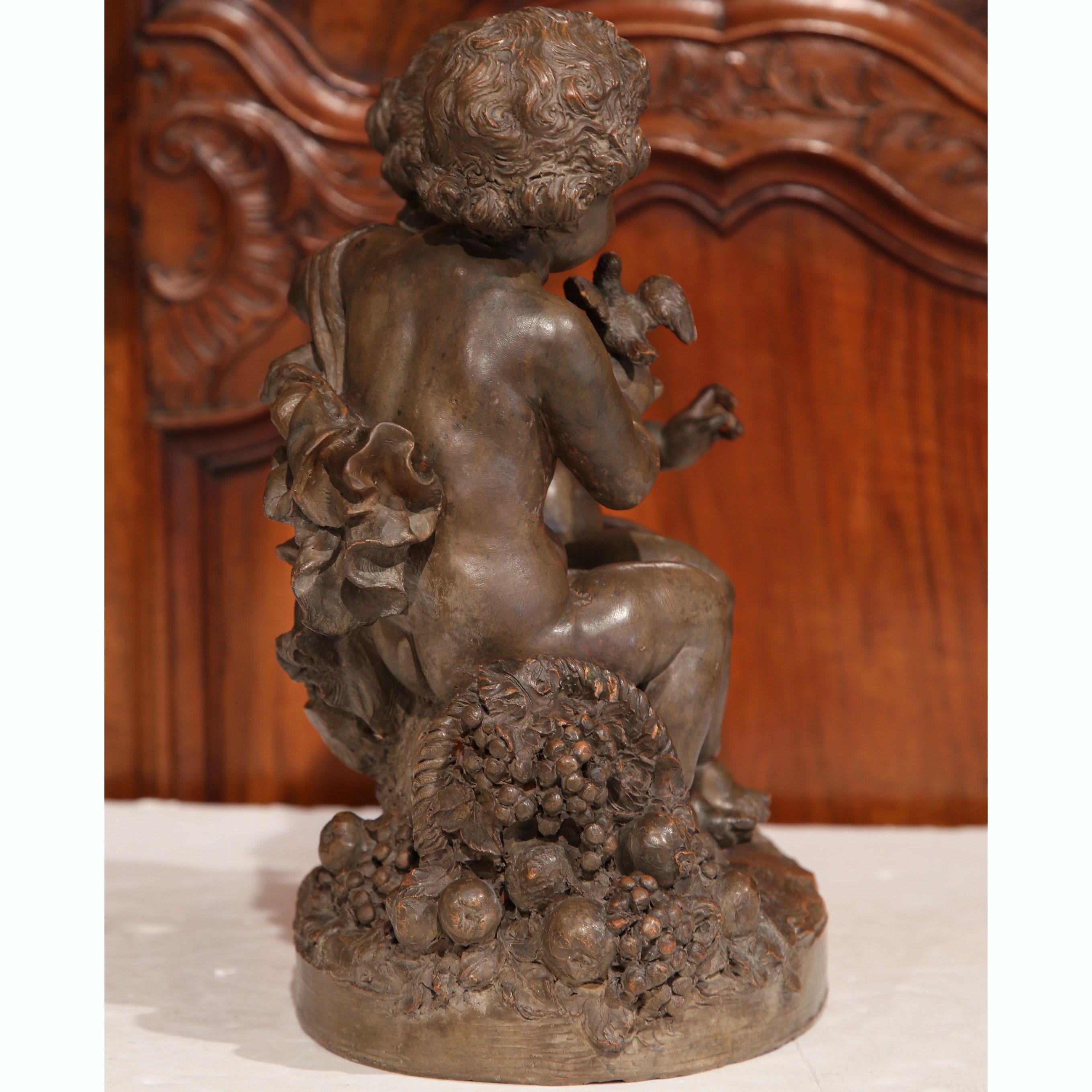 Fatto a mano Scultura in terracotta francese del XIX secolo raffigurante Putti con uccello e cornucopia