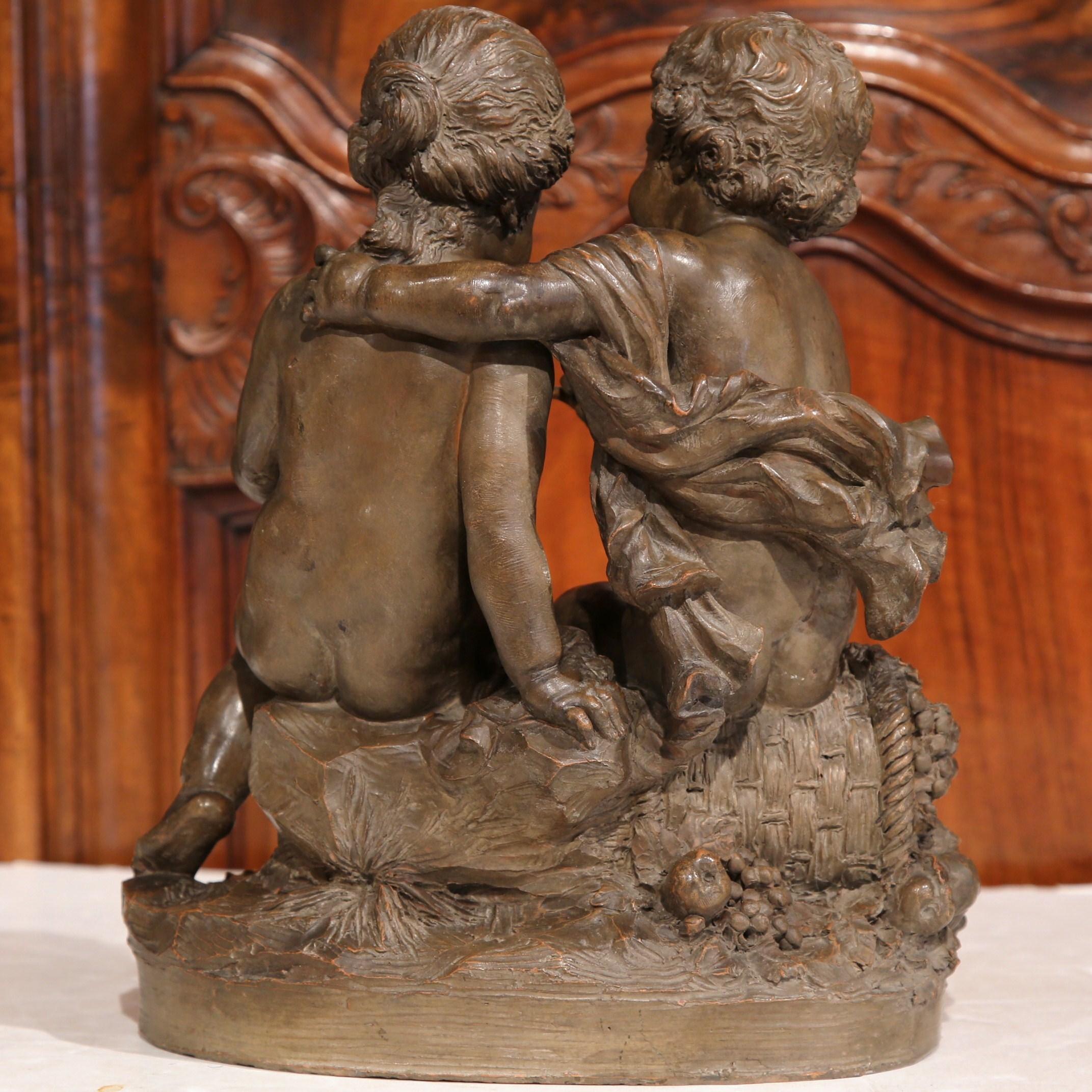 Scultura in terracotta francese del XIX secolo raffigurante Putti con uccello e cornucopia In condizioni ottime a Dallas, TX