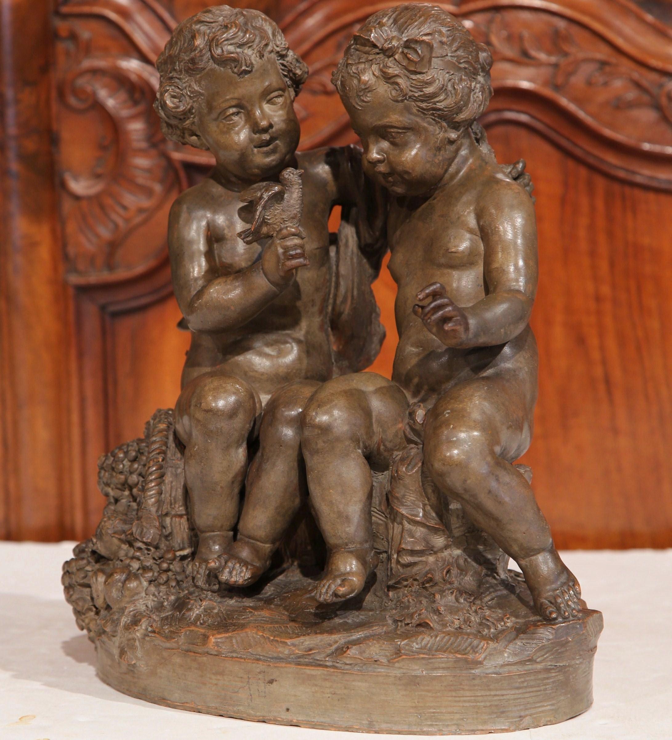 Terracotta Scultura in terracotta francese del XIX secolo raffigurante Putti con uccello e cornucopia