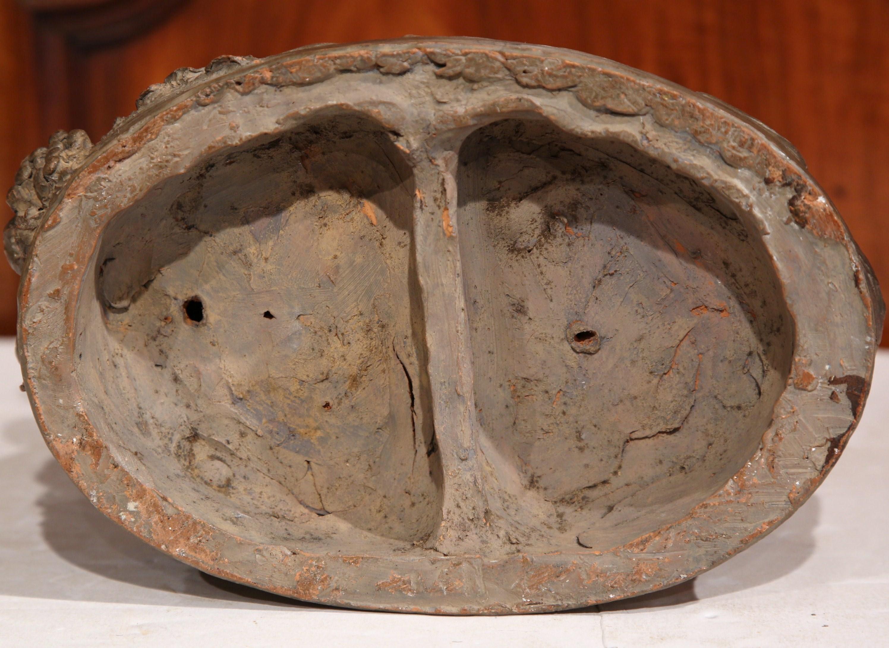 Scultura in terracotta francese del XIX secolo raffigurante Putti con uccello e cornucopia 1