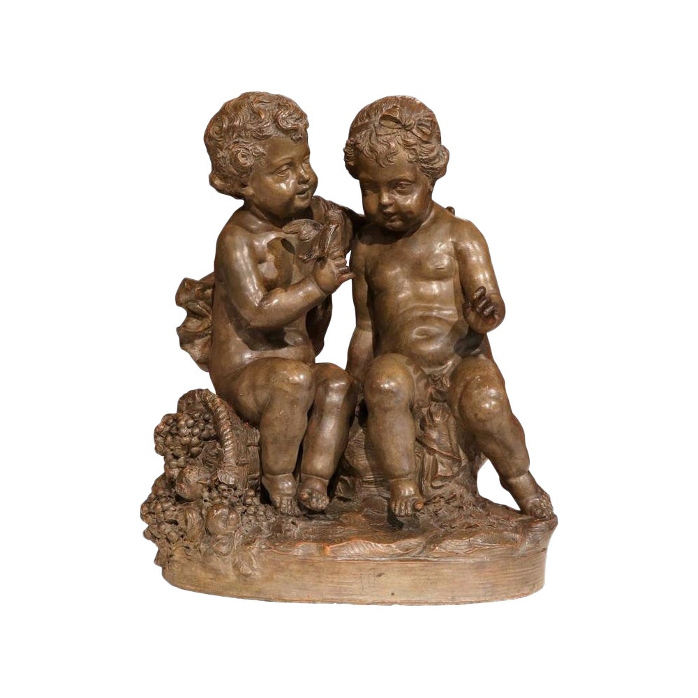 Scultura in terracotta francese del XIX secolo raffigurante Putti con uccello e cornucopia