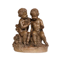 Scultura in terracotta francese del XIX secolo raffigurante Putti con uccello e cornucopia