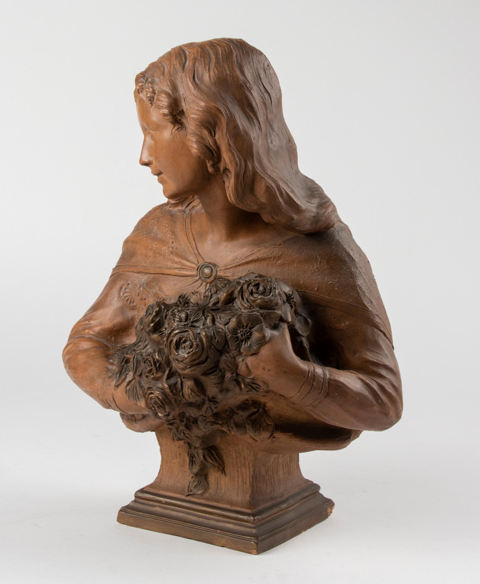 Statue française en terre cuite du 19ème siècle d'une jeune fille à fleurs par Ferrant en vente 3