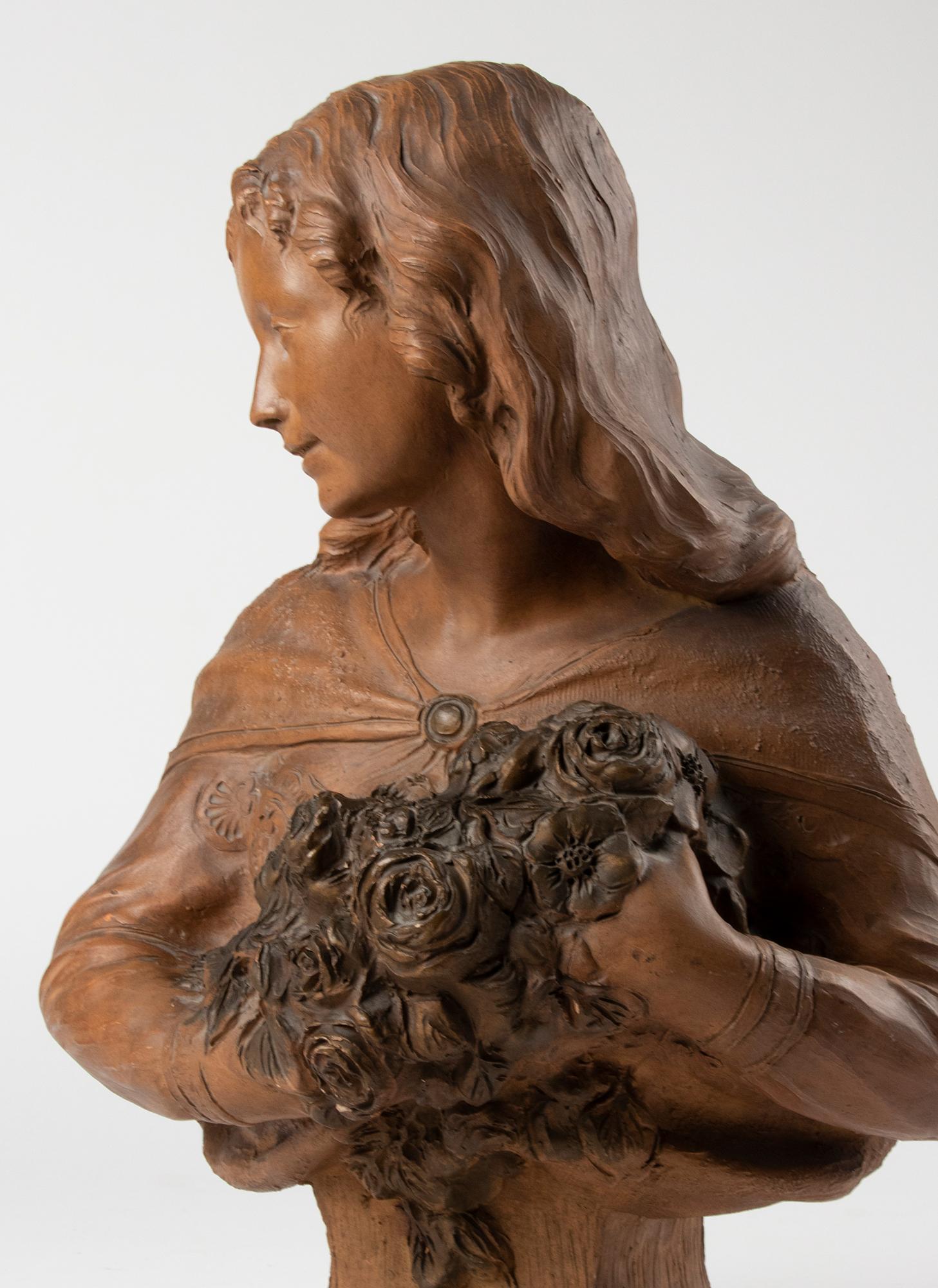 Statue française en terre cuite du 19ème siècle d'une jeune fille à fleurs par Ferrant en vente 4
