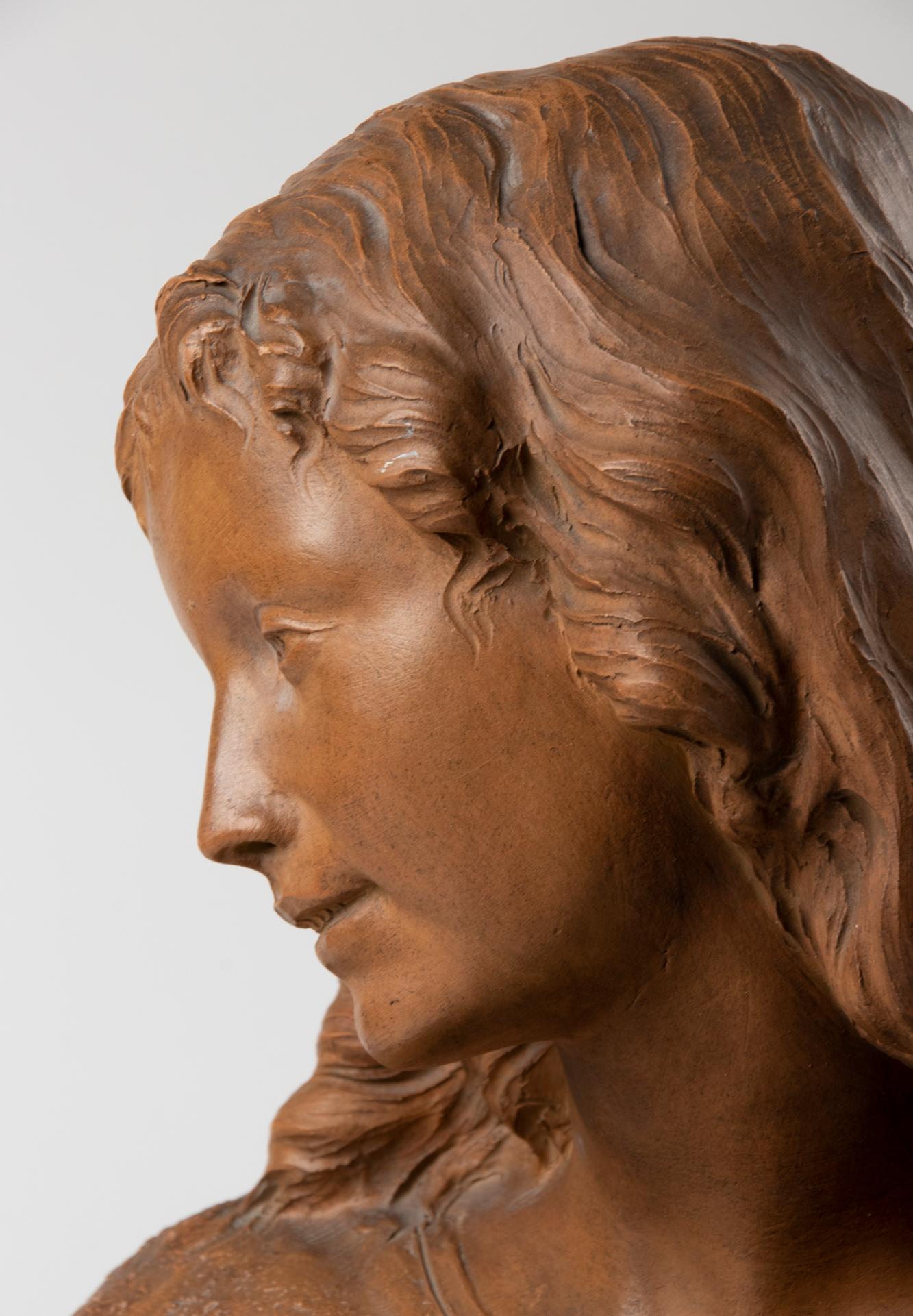 Statue française en terre cuite du 19ème siècle d'une jeune fille à fleurs par Ferrant en vente 5