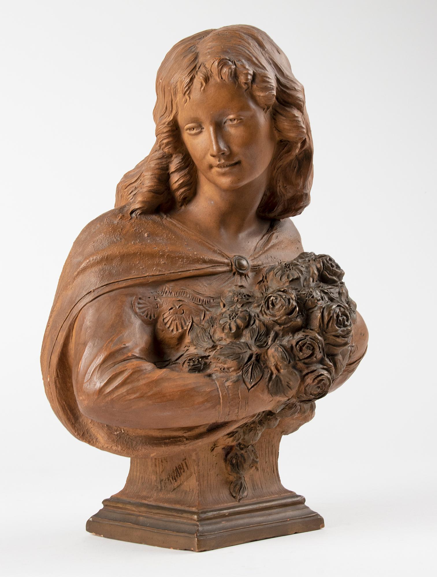 Fait main Statue française en terre cuite du 19ème siècle d'une jeune fille à fleurs par Ferrant en vente