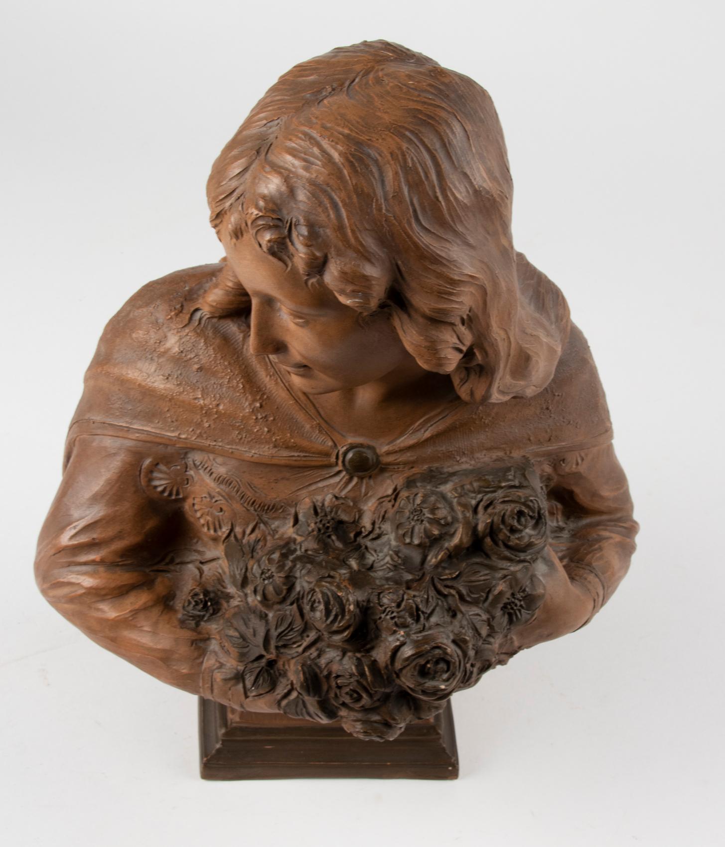 Statue française en terre cuite du 19ème siècle d'une jeune fille à fleurs par Ferrant en vente 2
