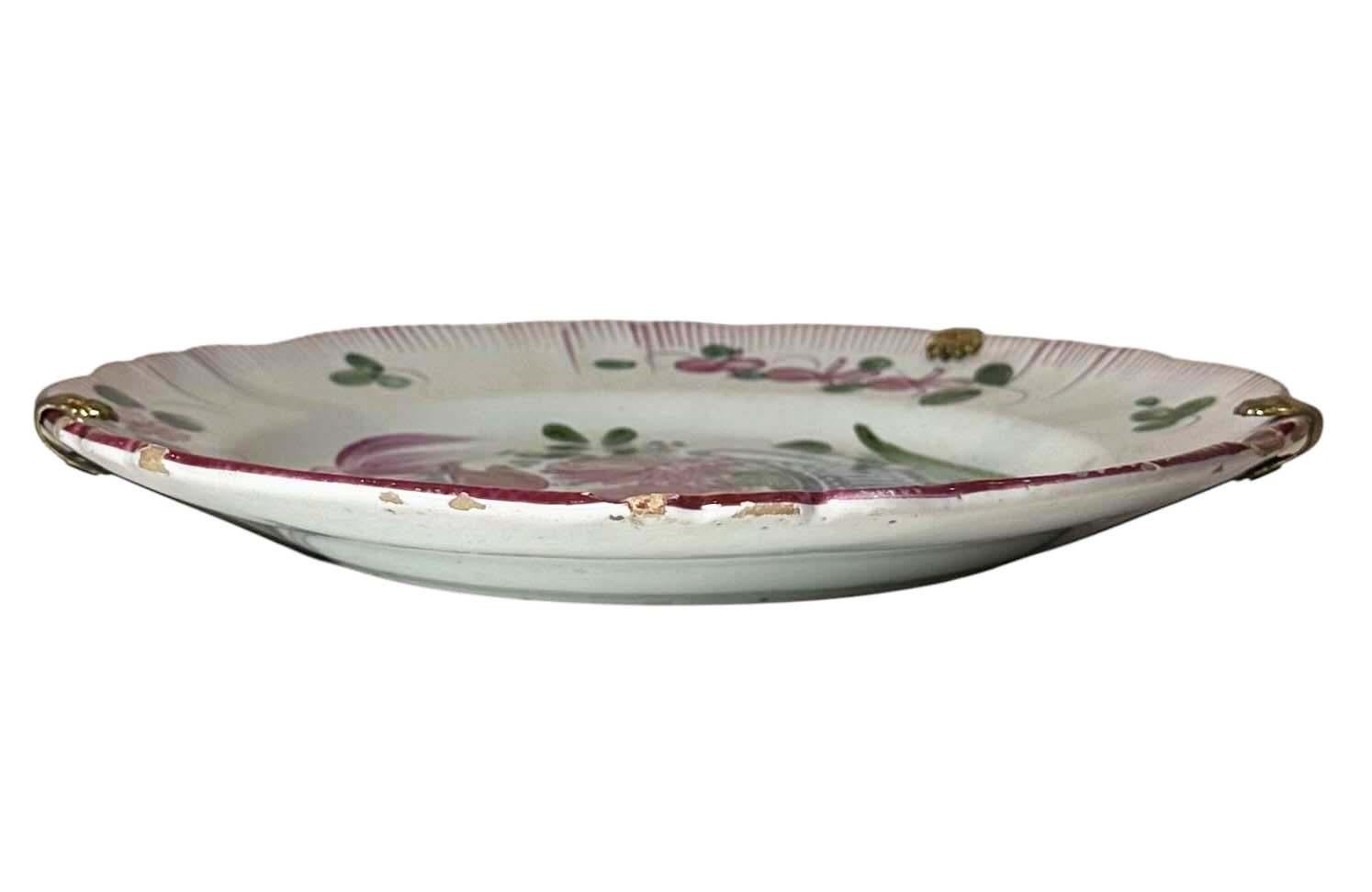 Cet ensemble exquis de quatre assiettes Theos françaises du XIXe siècle capture magnifiquement le charme des céramiques françaises anciennes. Chaque assiette est ornée d'un coq perché au sommet d'un panier de fleurs, mettant en valeur la finesse des
