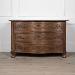 Commode serpentine à trois tiroirs du 19e siècle