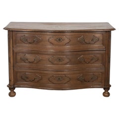 Commode serpentine à trois tiroirs du 19e siècle