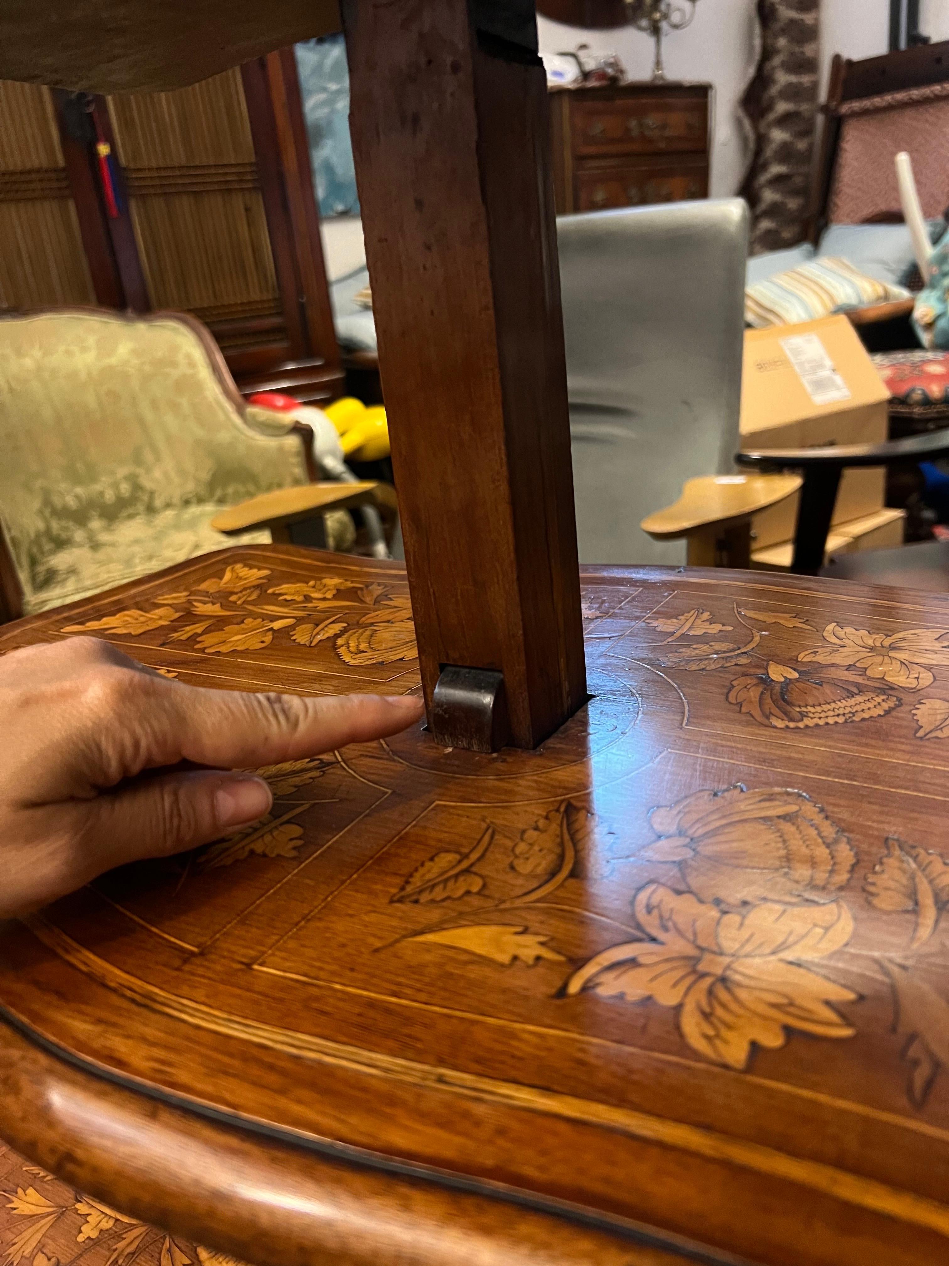 Siglo XIX Mesa plegable francesa de marquetería de tres pisos estilo Louis Philippe en venta 2