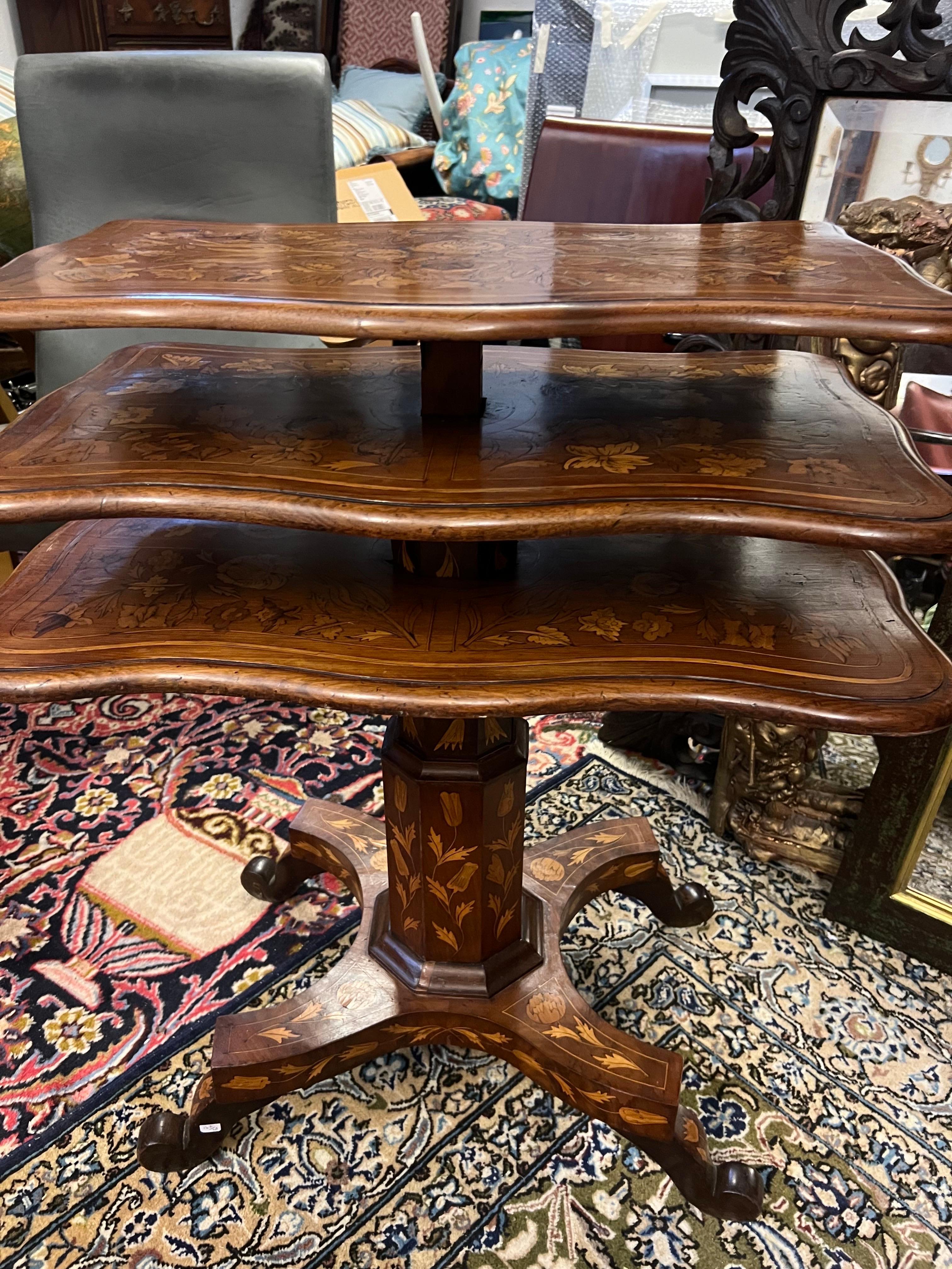 Siglo XIX Mesa plegable francesa de marquetería de tres pisos estilo Louis Philippe en venta 3