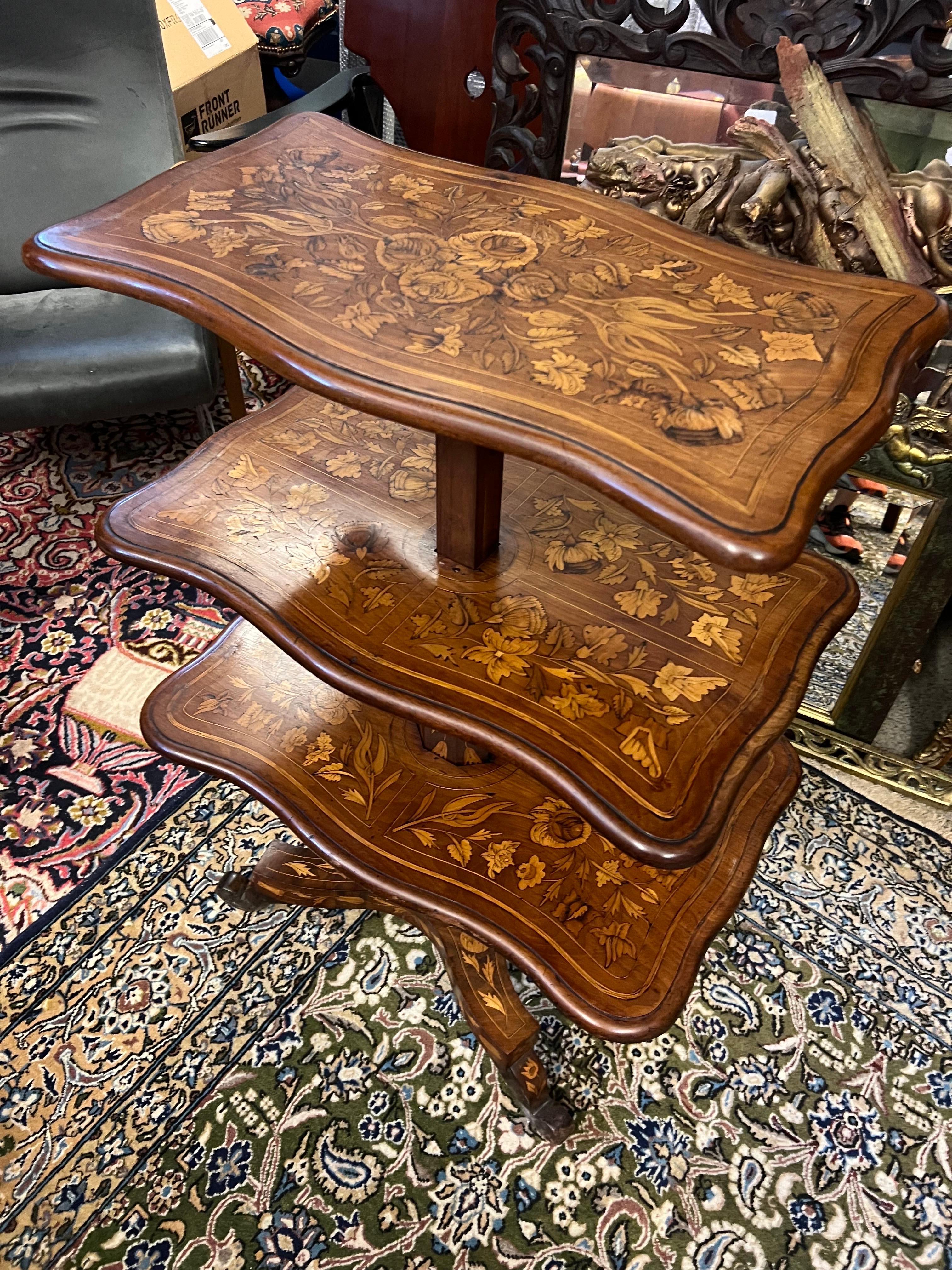 Siglo XIX Mesa plegable francesa de marquetería de tres pisos estilo Louis Philippe en Bueno estado para la venta en Sofia, BG