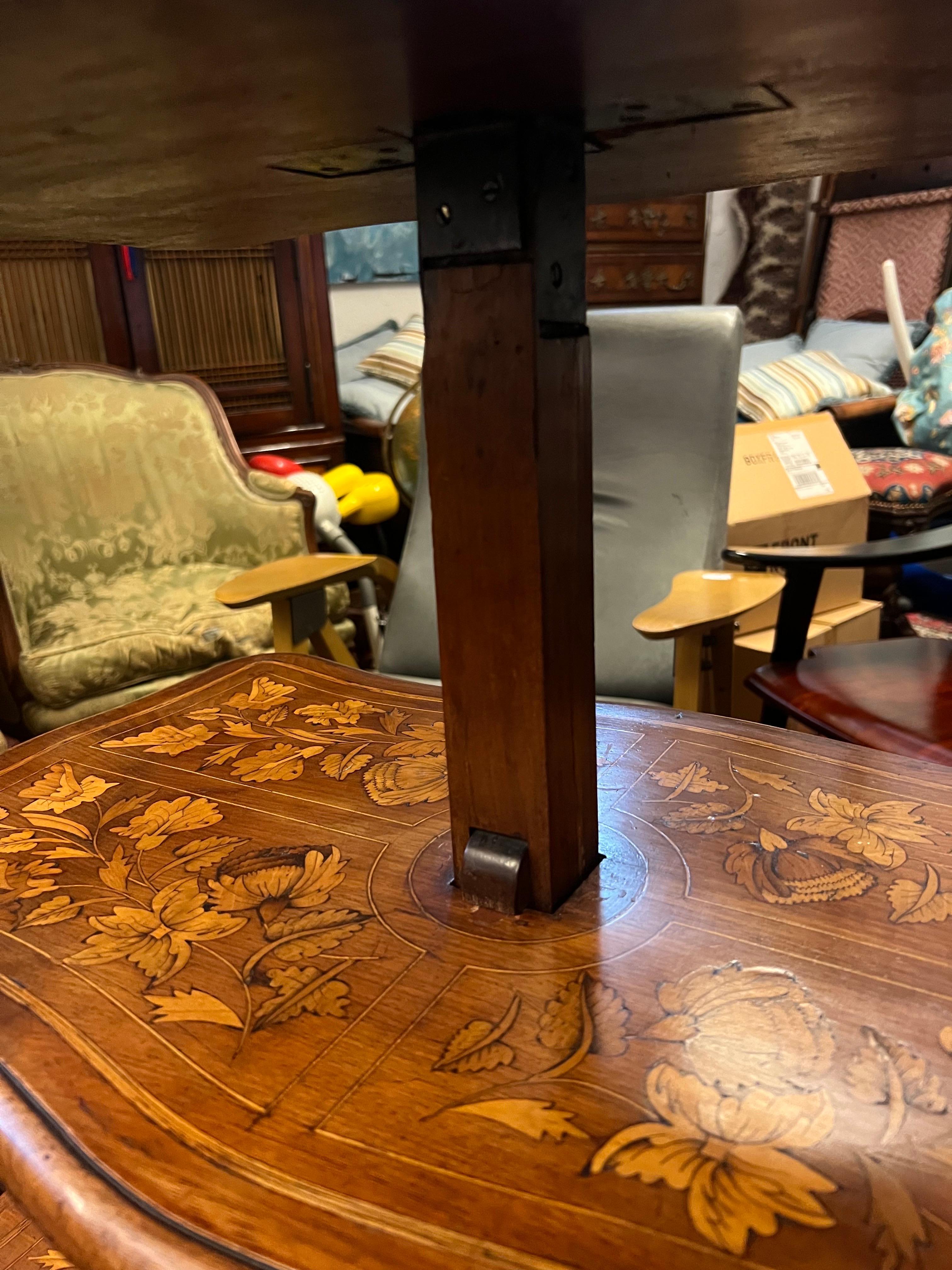 Siglo XIX Mesa plegable francesa de marquetería de tres pisos estilo Louis Philippe en venta 1