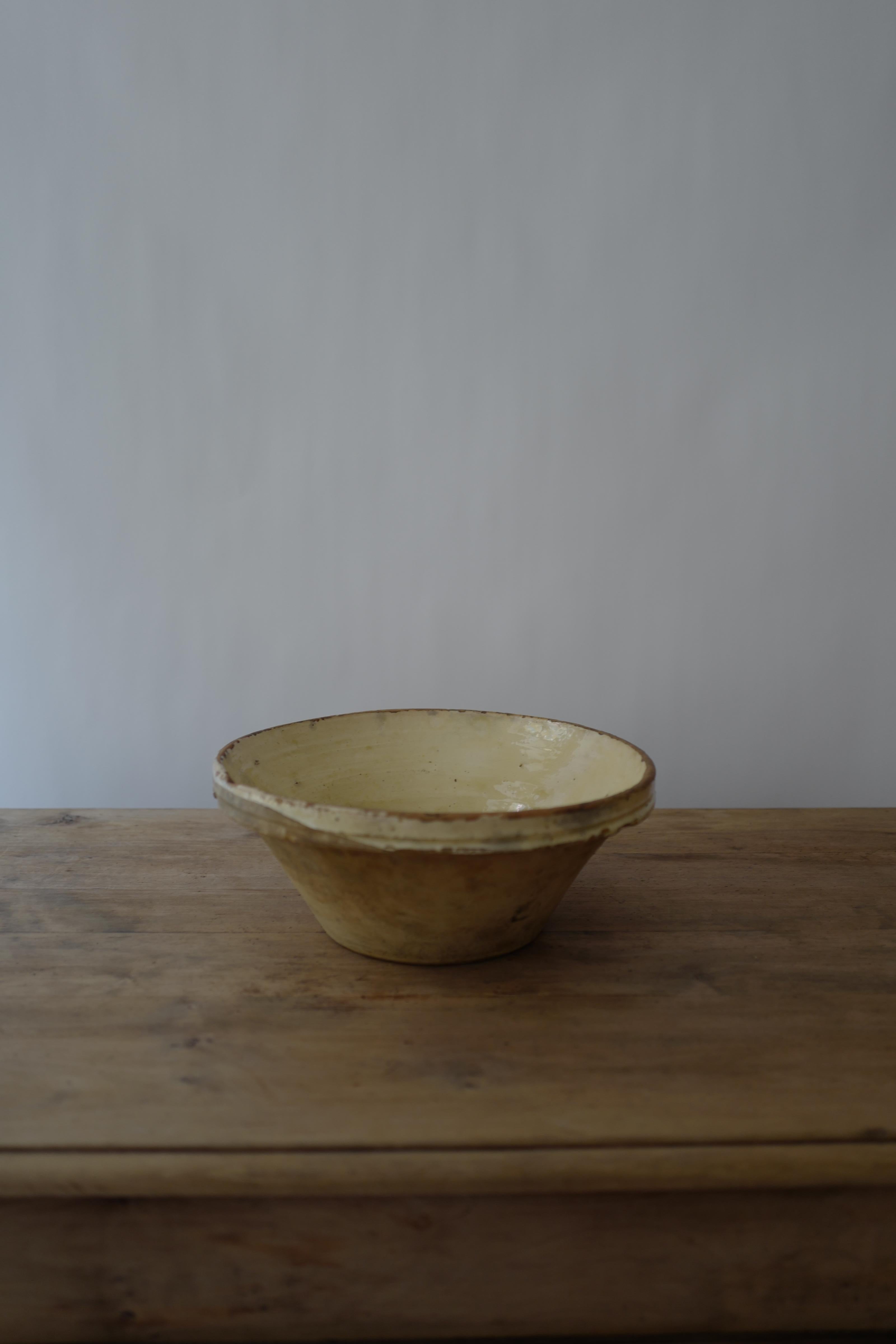 19th Century French Tian Bowl with a Yellow Glaze In Good Condition For Sale In Milano, IT