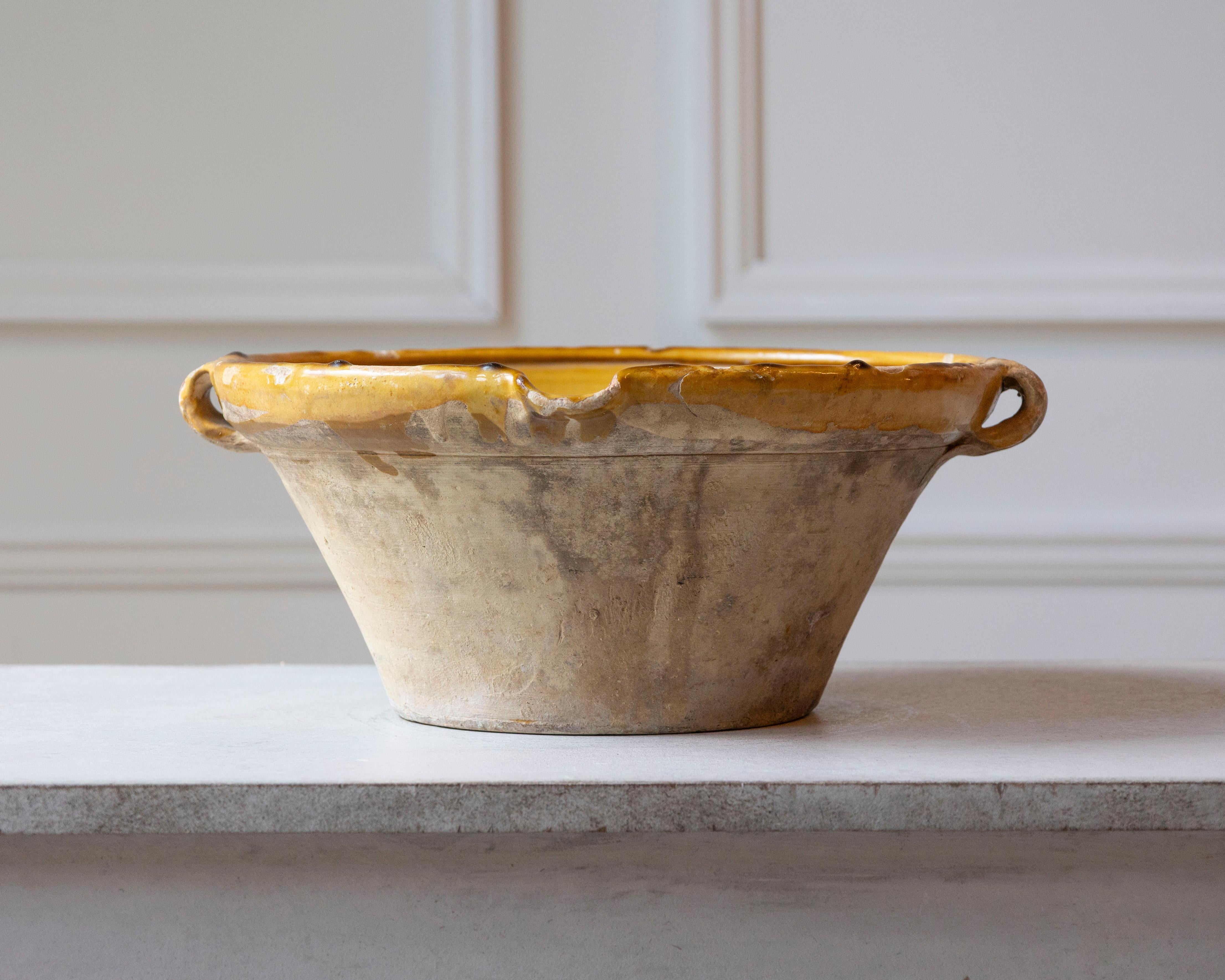 Ce bol Tian français du XIXe siècle est un exemple classique de poterie provençale rustique, qui était autrefois un élément essentiel de la cuisine dans le sud de la France. Fabriqué à la main en terre cuite, le bol présente une forme large et peu