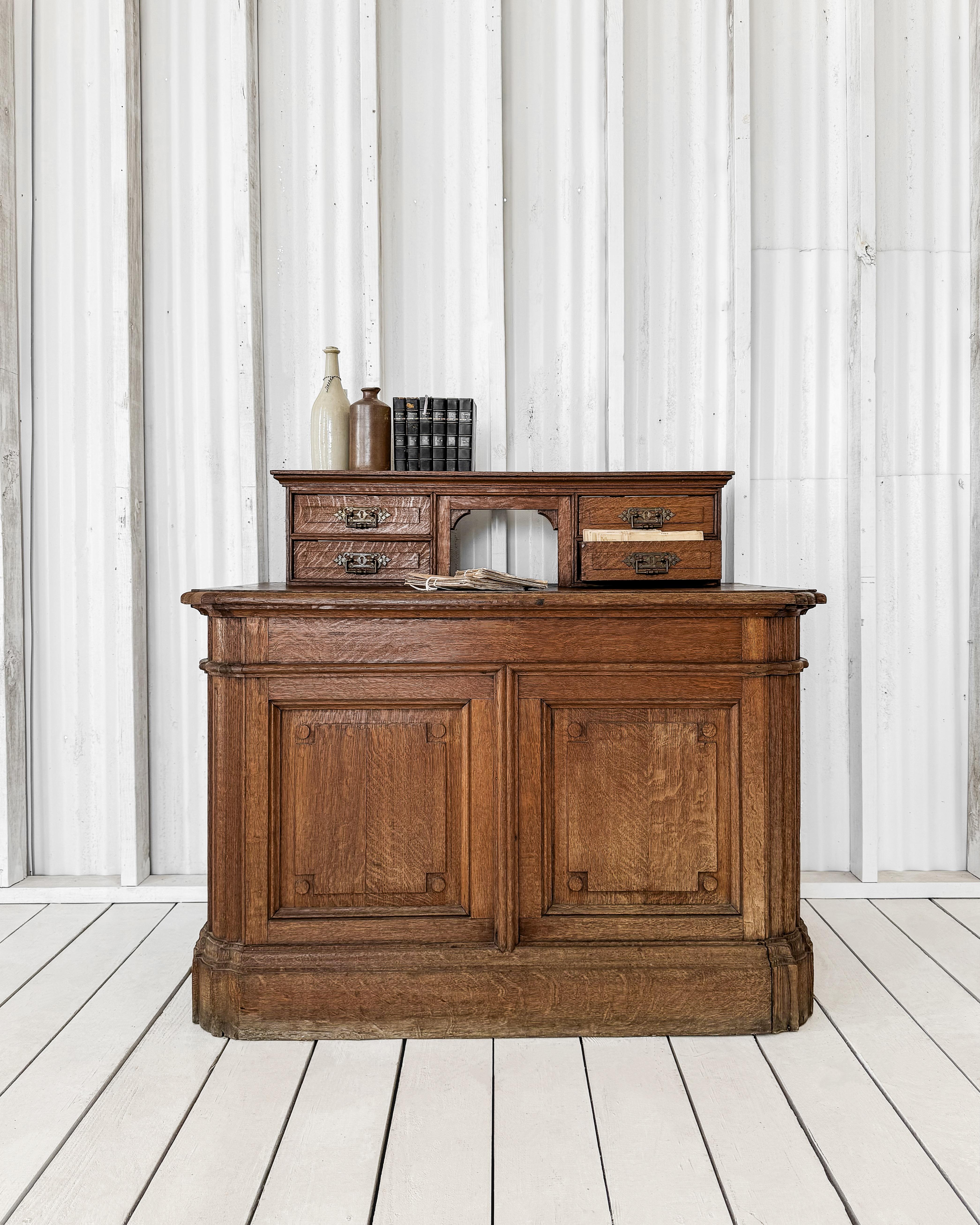 Questa antica credenza francese, realizzata in rovere tigrato, offre uno stile e una funzionalità senza tempo, rendendola una scelta eccellente per uno spazio di lavoro secondario in un ufficio. La quercia tigrata, nota per le sue caratteristiche