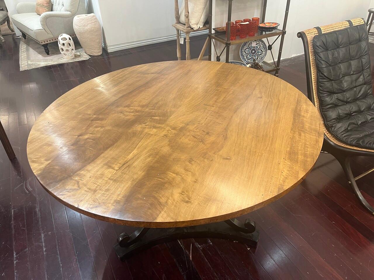 Mesa de centro basculante francesa del siglo XIX. Una hermosa mesa Biedermeier de nogal con base ebonizada y mecanismo basculante de funcionamiento suave