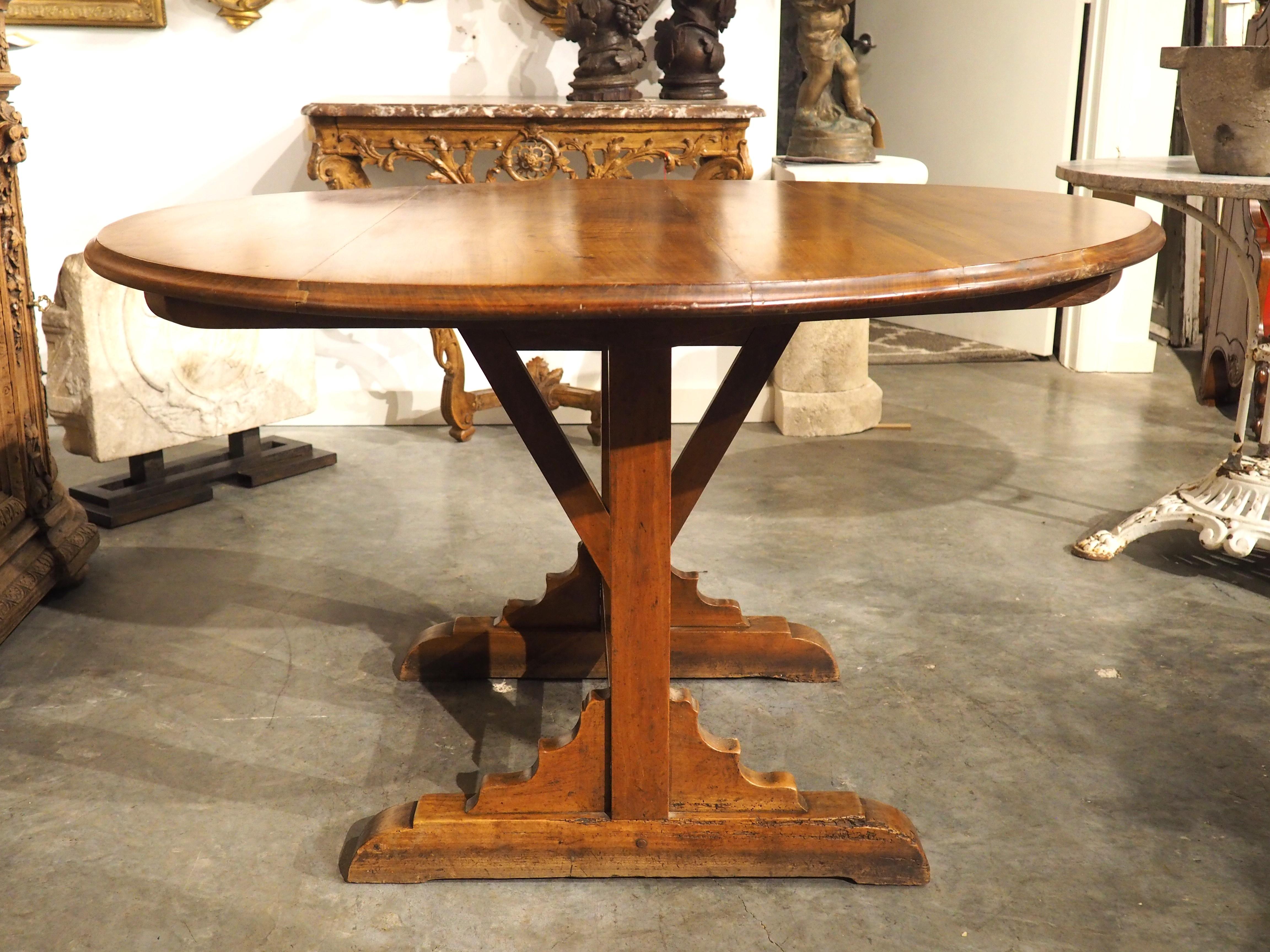 Französischer Wein-Tisch mit Klappplatte aus geschnitztem Obstholz aus dem 19. Jahrhundert im Angebot 5