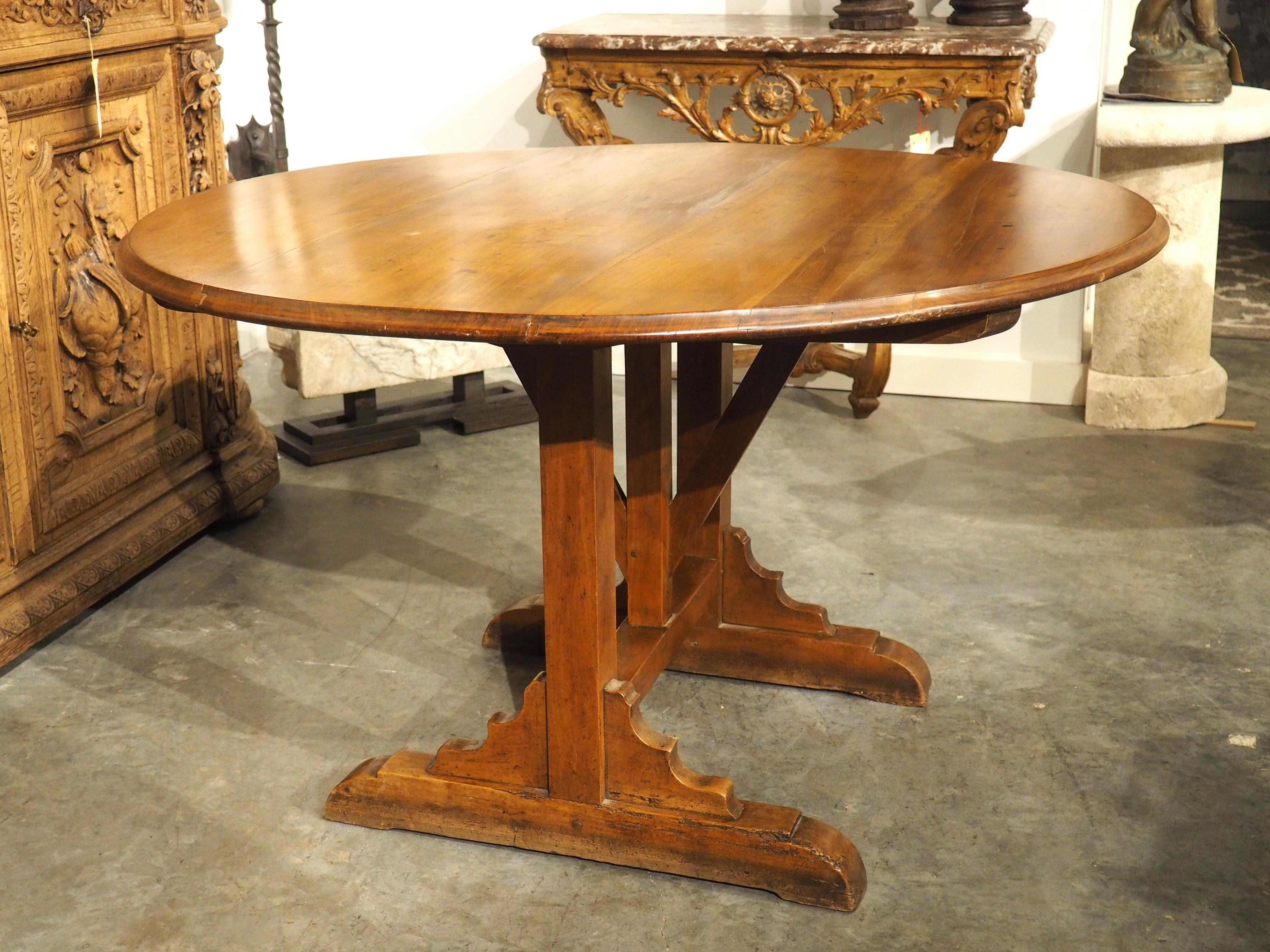 Französischer Wein-Tisch mit Klappplatte aus geschnitztem Obstholz aus dem 19. Jahrhundert im Angebot 7