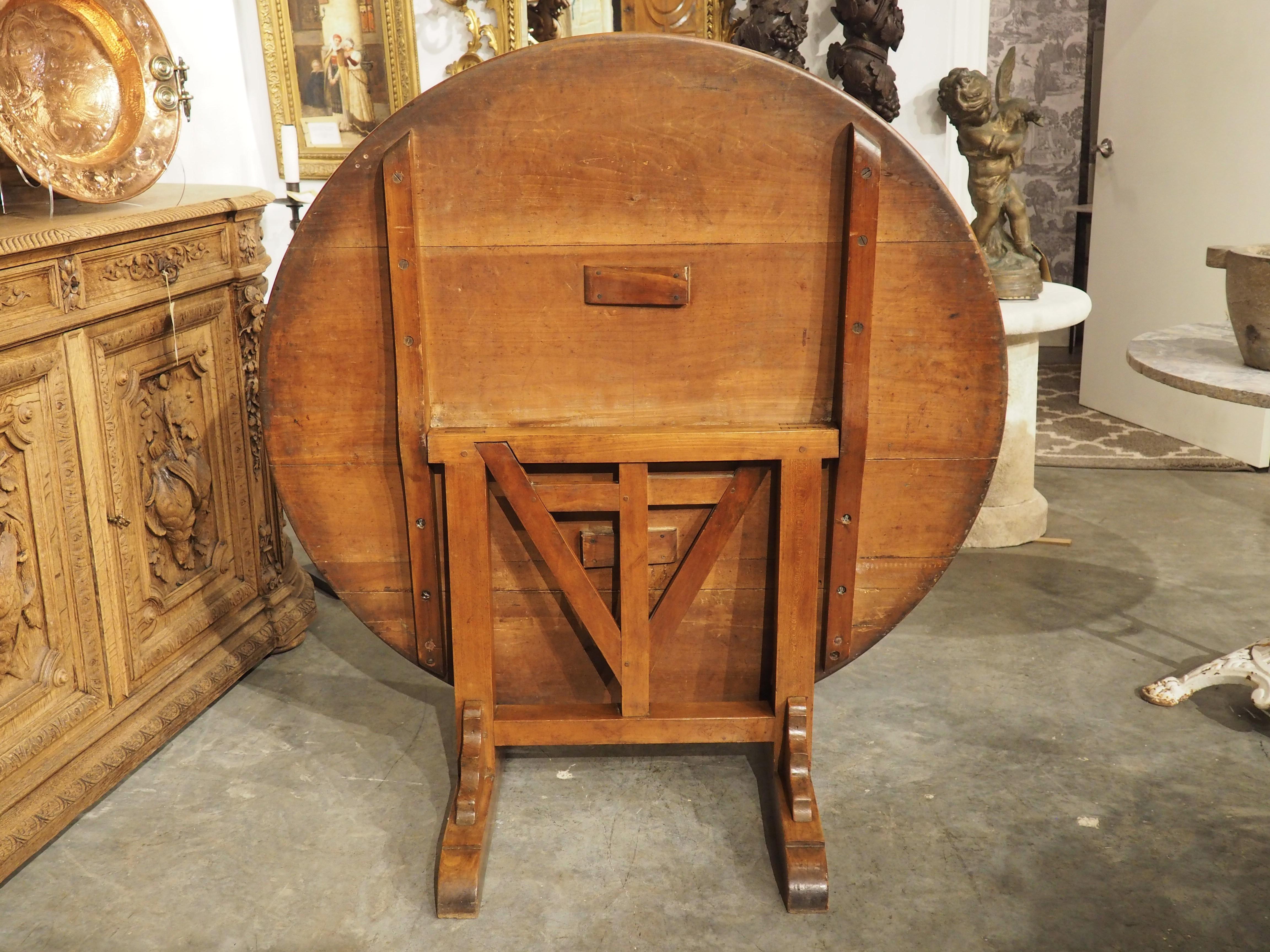 Französischer Wein-Tisch mit Klappplatte aus geschnitztem Obstholz aus dem 19. Jahrhundert im Angebot 11
