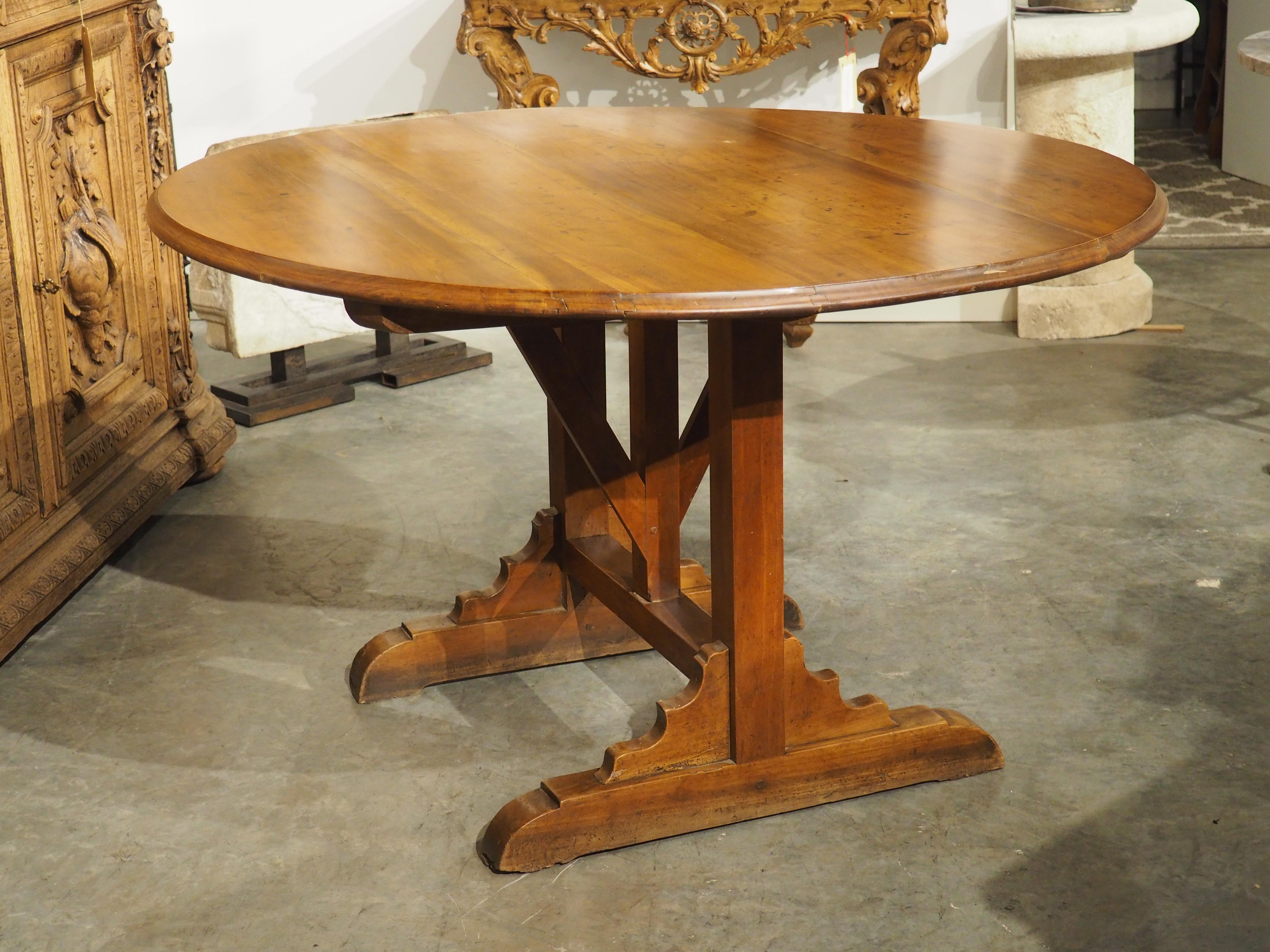 Französischer Wein-Tisch mit Klappplatte aus geschnitztem Obstholz aus dem 19. Jahrhundert im Angebot 13