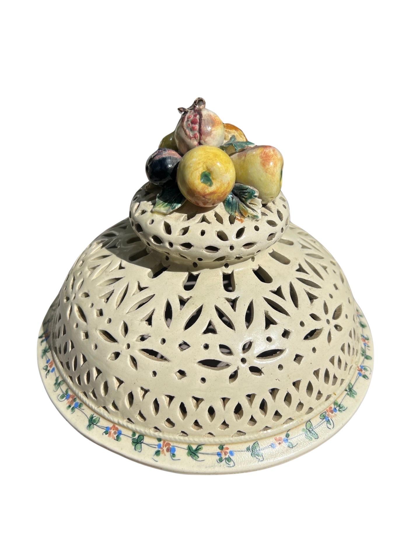 Centre de table français du 19ème siècle en faïence émaillée crème orné de supports Putti en vente 6