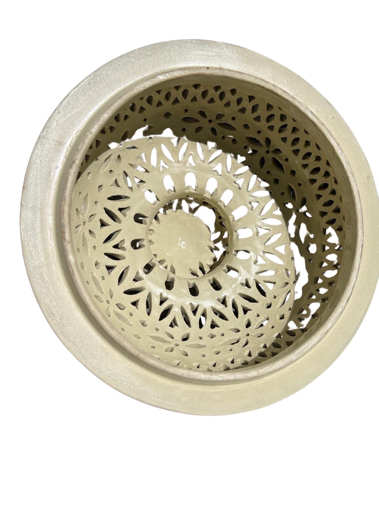 Centre de table français du 19ème siècle en faïence émaillée crème orné de supports Putti en vente 7