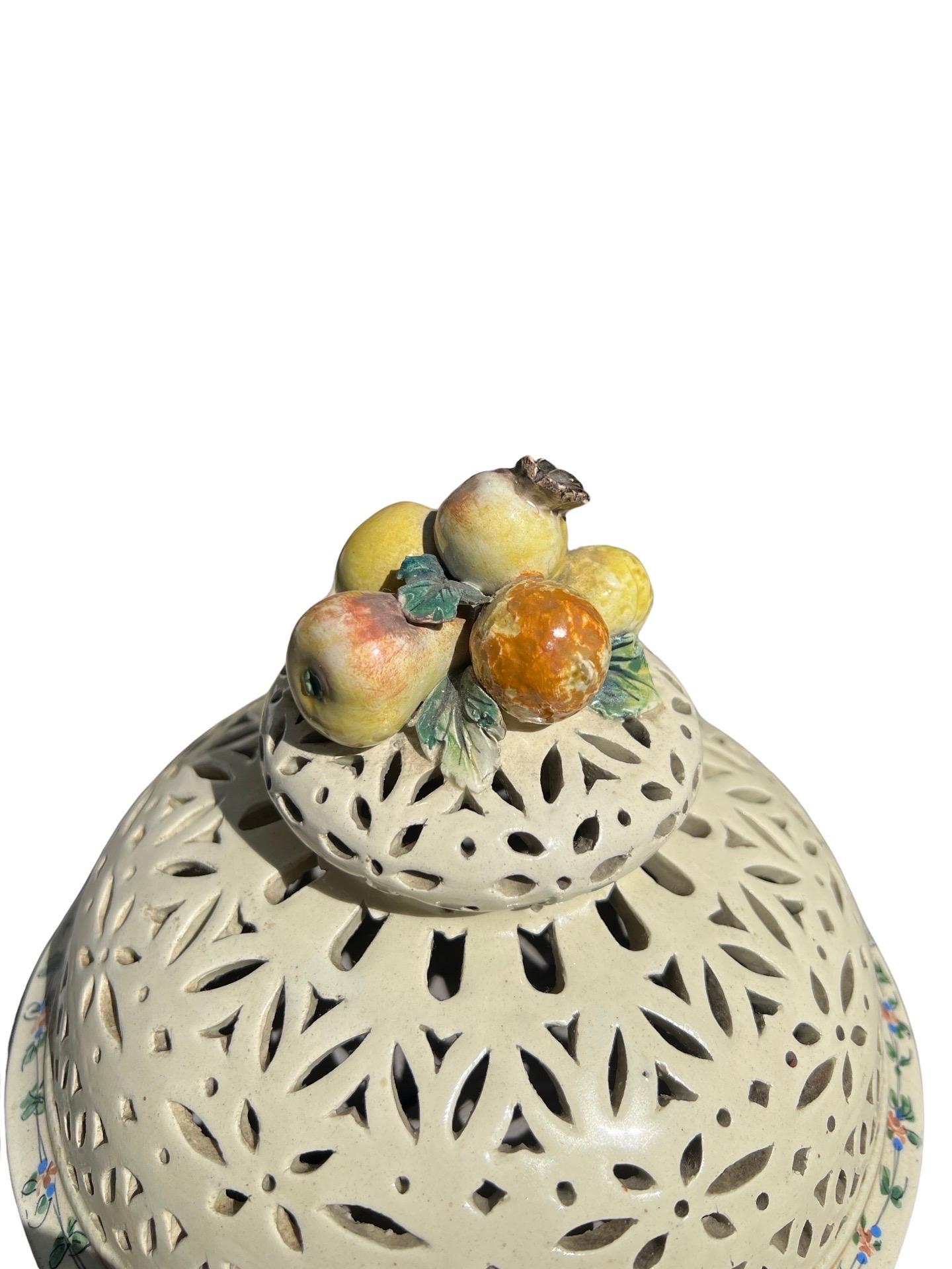 Centre de table français du 19ème siècle en faïence émaillée crème orné de supports Putti en vente 9