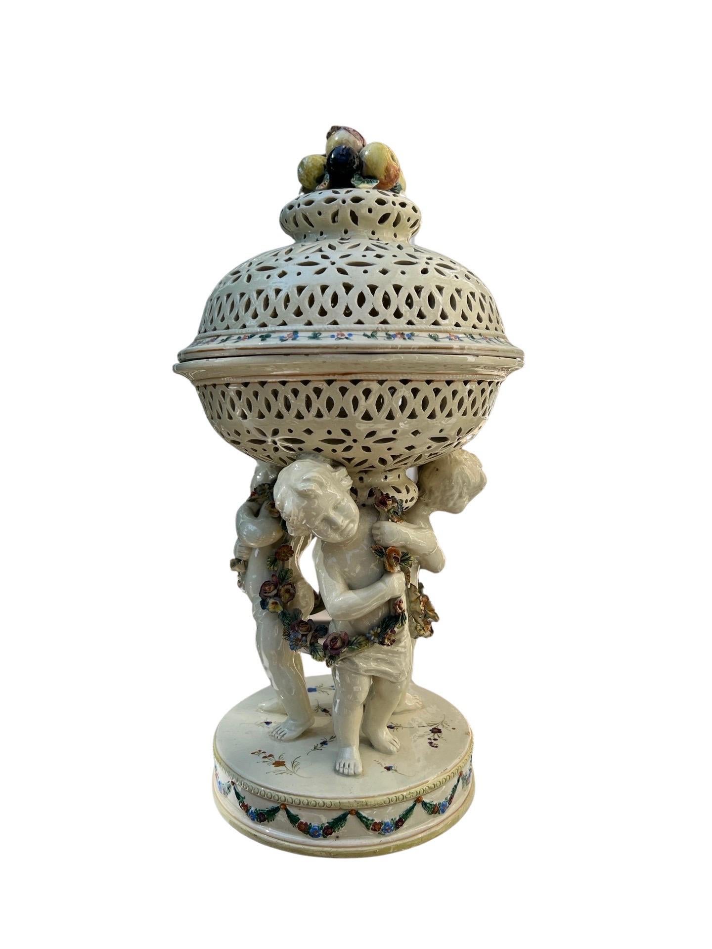 XIXe siècle Centre de table français du 19ème siècle en faïence émaillée crème orné de supports Putti en vente