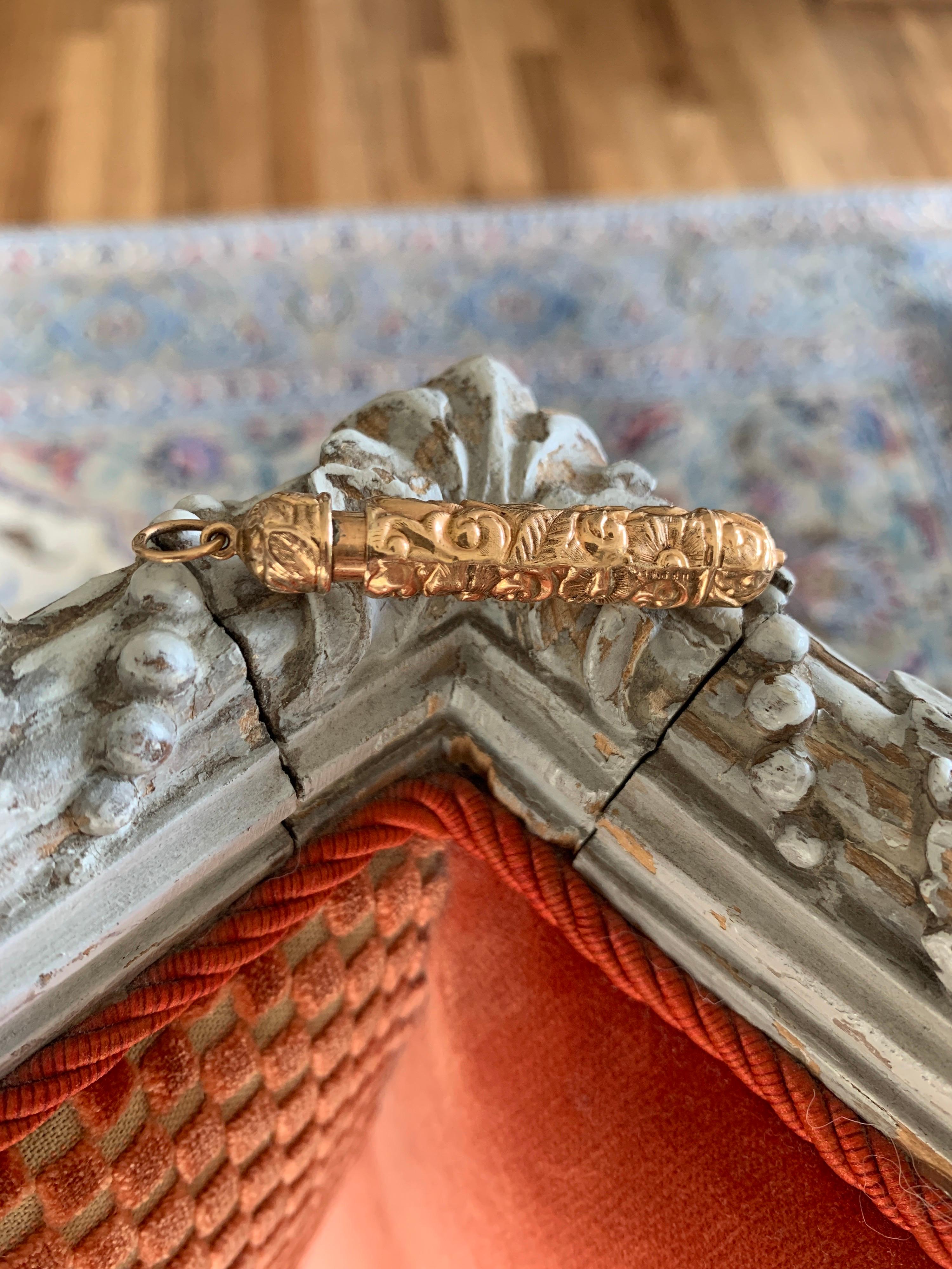 Small pencil case in gold, chiseled with flowers. Late 19th century - early 20th century
May be used as a pendant as well. 
Gross weight: 8.77 gr
Small shocks
France, circa 1900.
