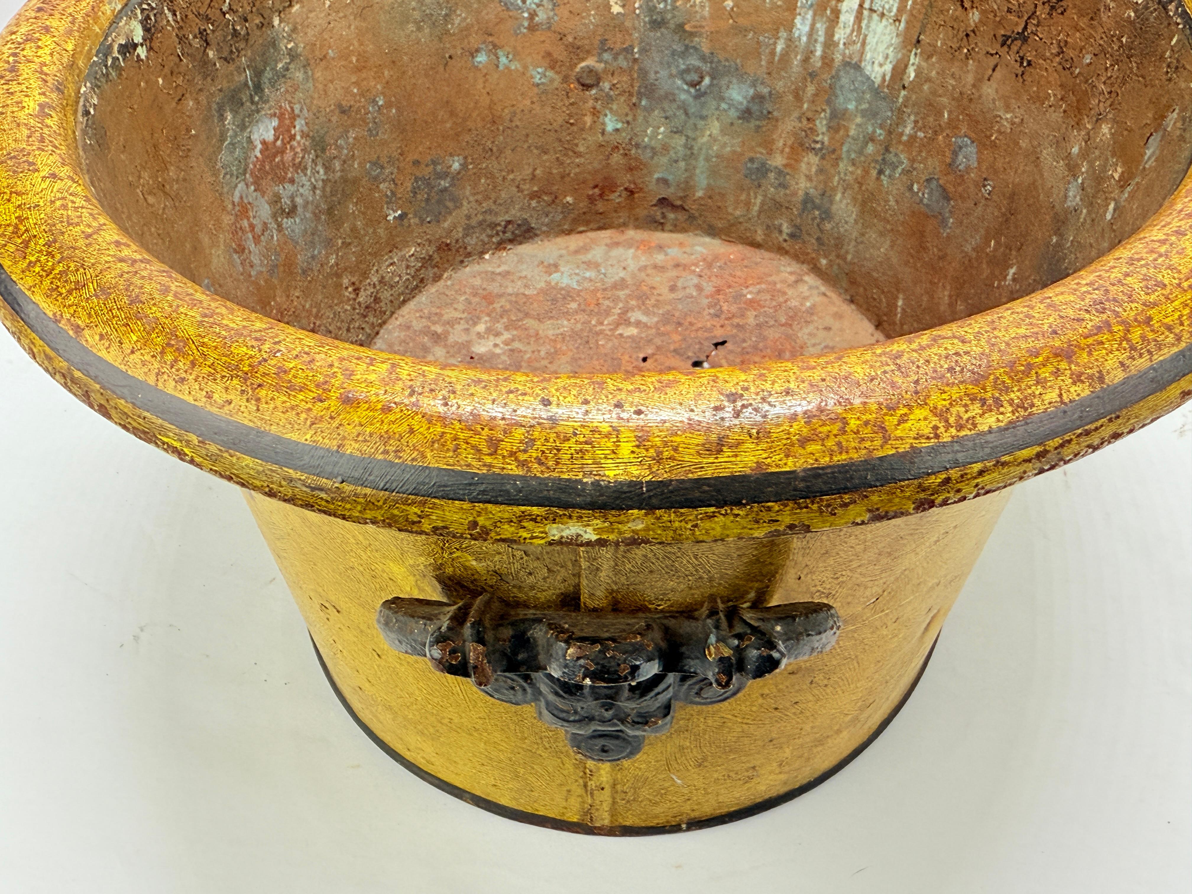 Cachepot francese del XIX secolo in tole peinte con motivo a trofei militari in vendita 4