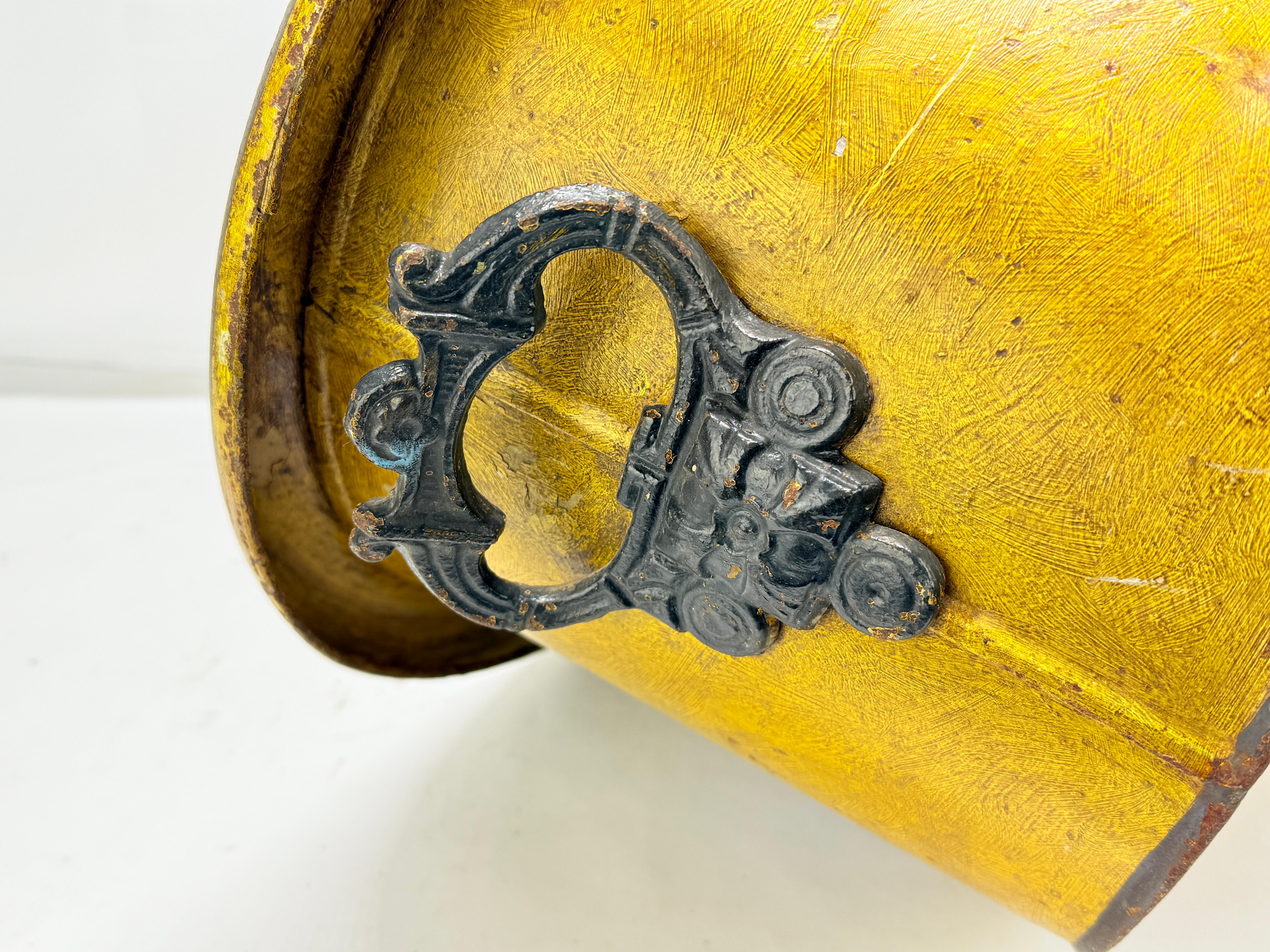 Cachepot francese del XIX secolo in tole peinte con motivo a trofei militari in vendita 5