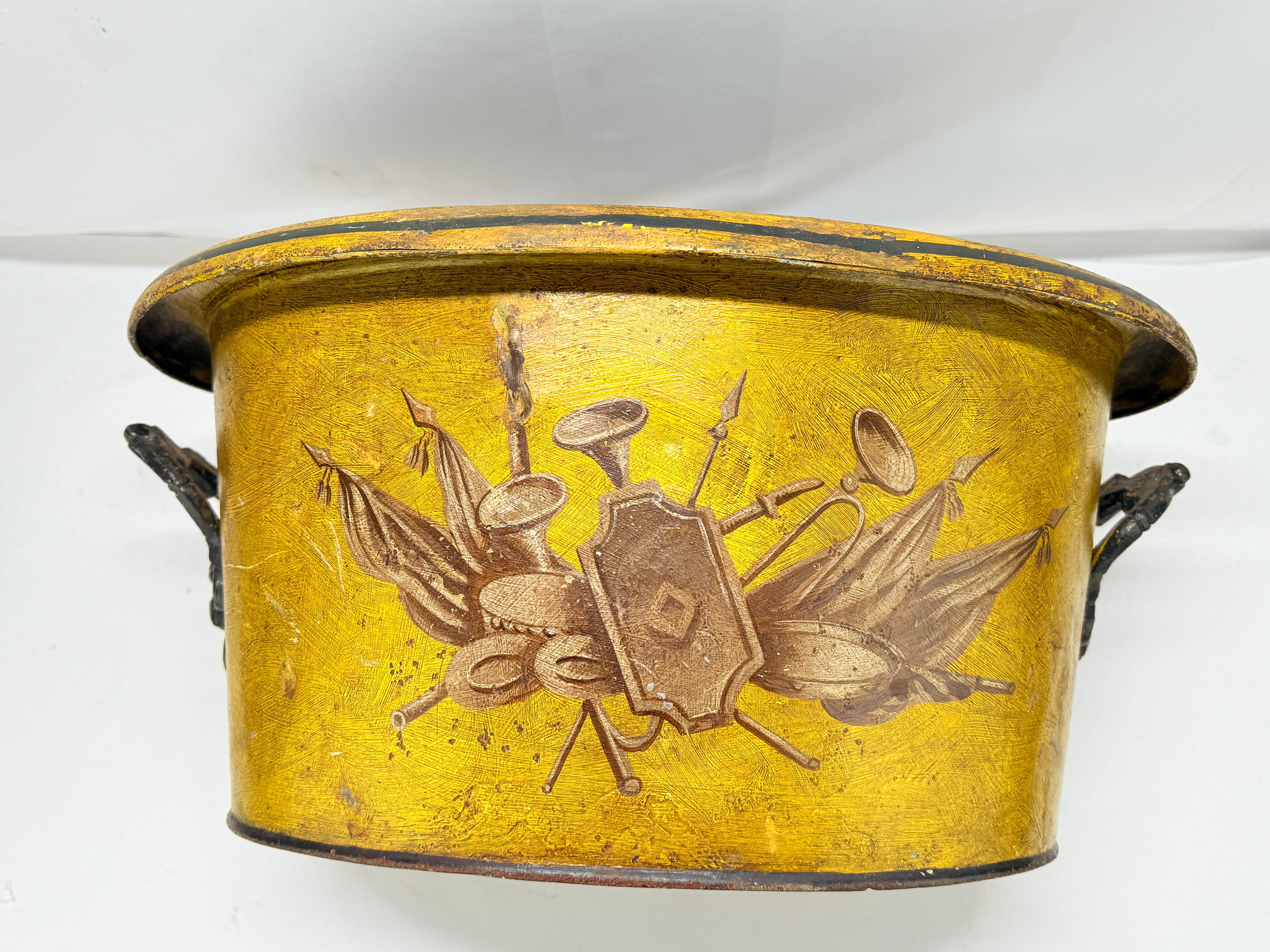 Cachepot francese del XIX secolo in tole peinte con motivo a trofei militari in vendita 6