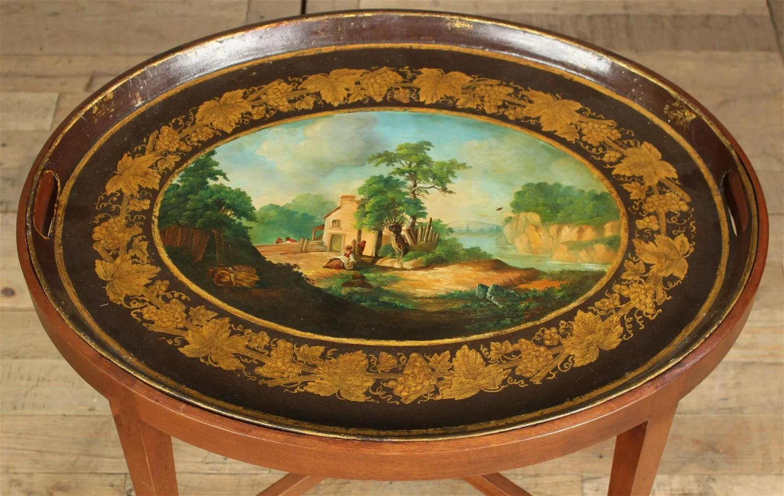 Französisches Zinntablett aus dem frühen 19. Jahrhundert, bemalt mit einer idyllischen Szene in neoklassizistischer Manier, um 1800. Das Tablett wurde auf einen maßgefertigten Obstholzsockel aus späterer Herstellung angefertigt.