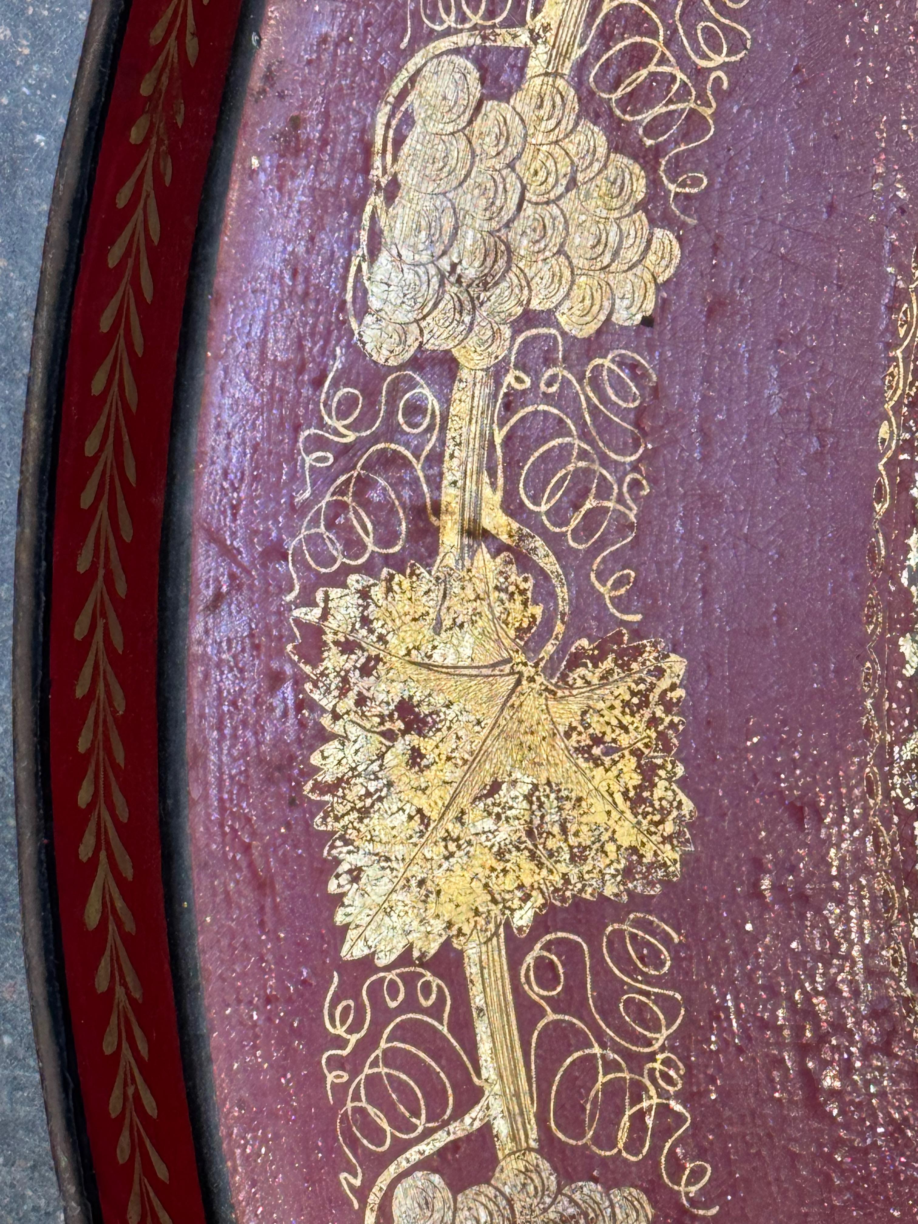 Vassoio francese del XIX secolo con scena del porto dipinta a mano in vendita 1
