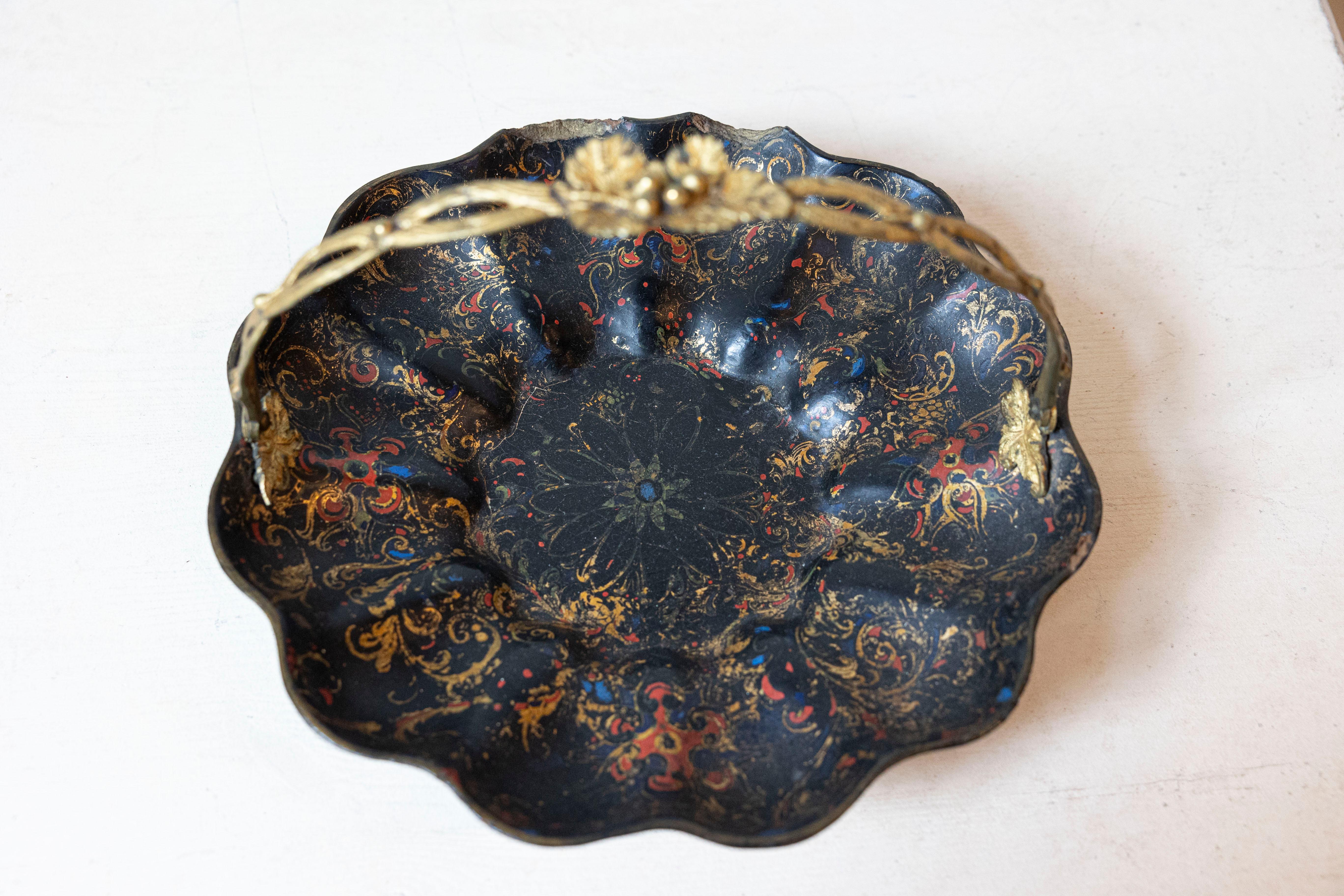 This elegant 19th-century French toleware basket is a stunning example of Napoleon III decorative arts, embodying the refined craftsmanship and opulent aesthetic of the period. Crafted from lacquered toleware, the basket features a gracefully