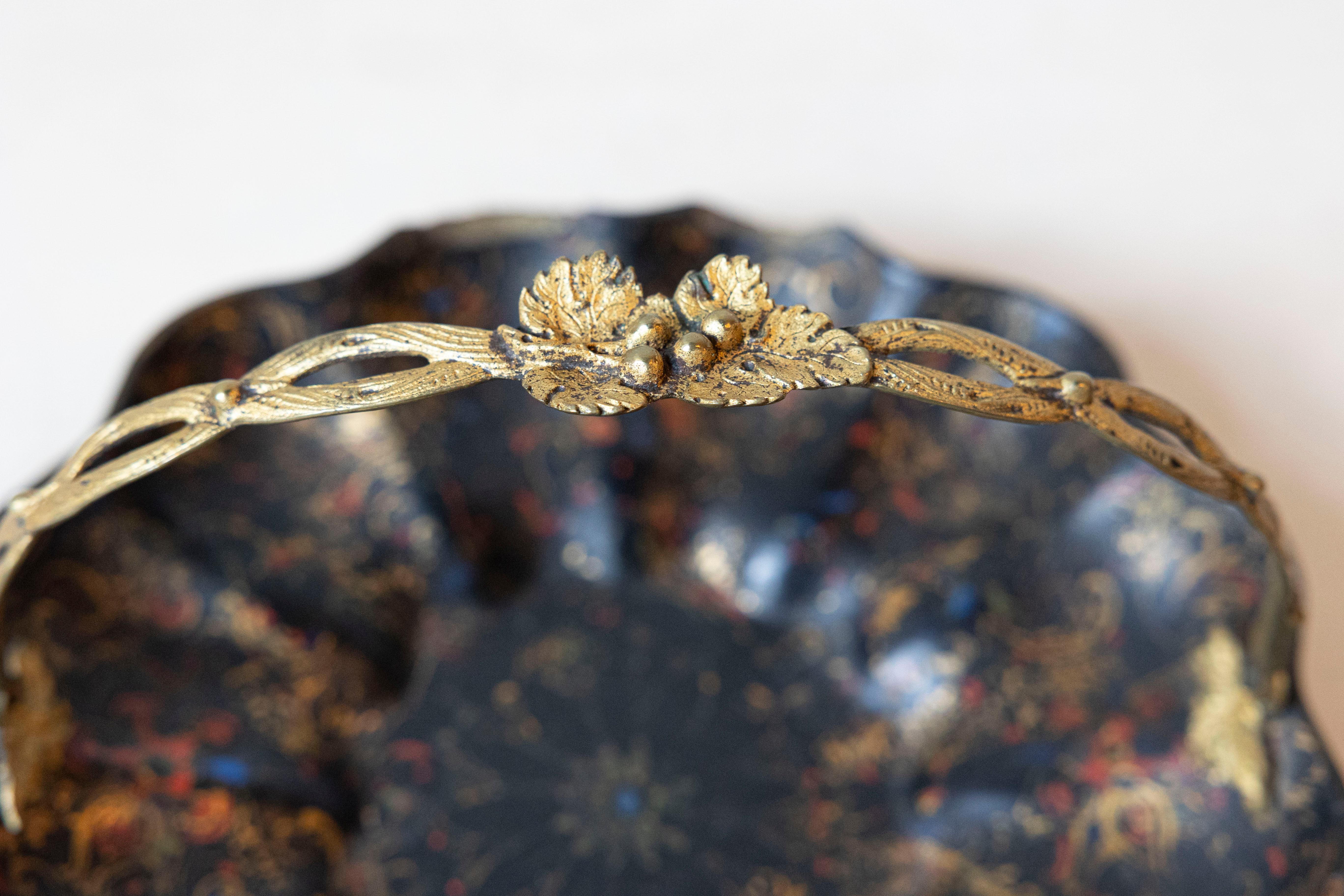 19th-Century French Toleware Basket with Gilded Floral Handle (Französisch) im Angebot