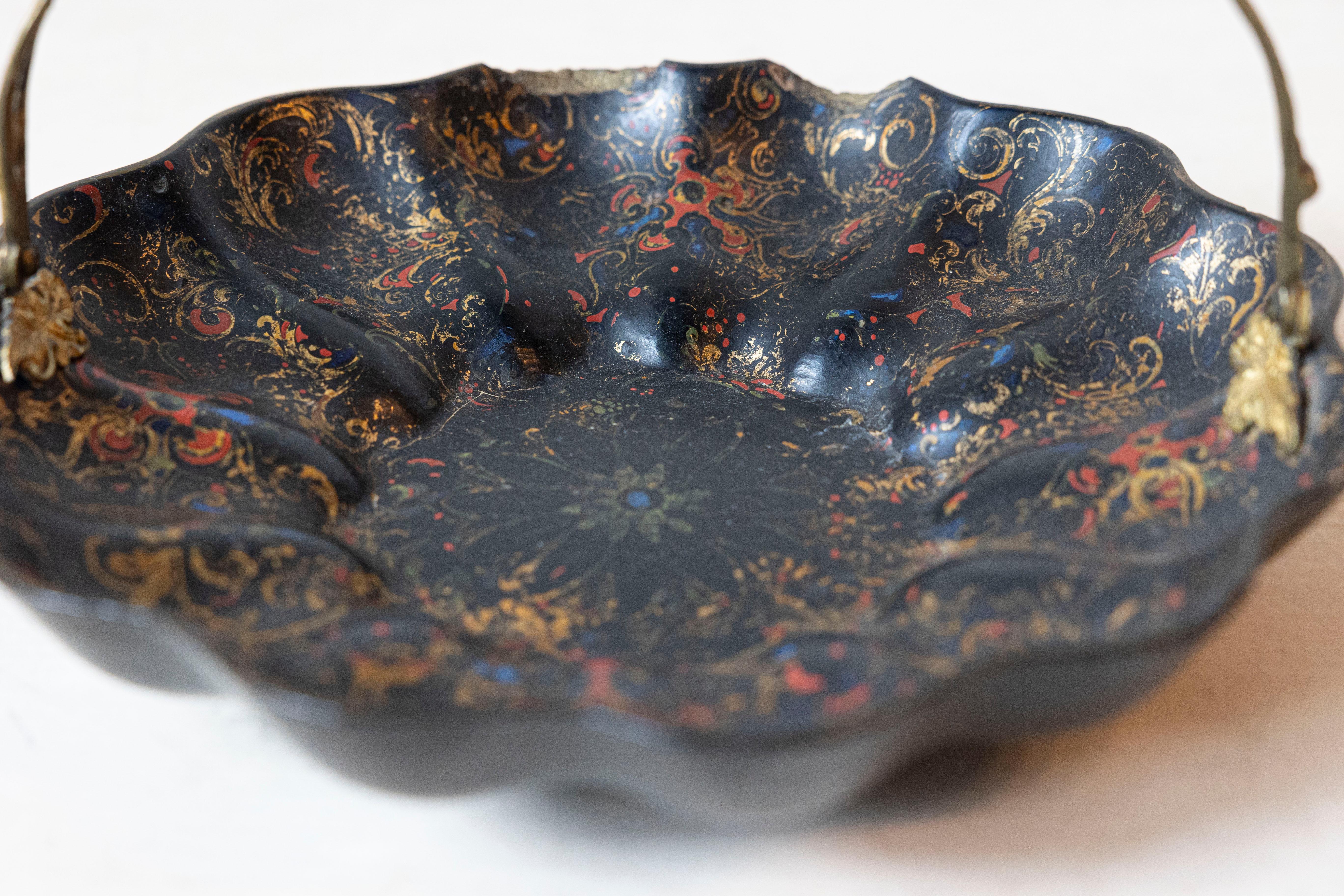 19th-Century French Toleware Basket with Gilded Floral Handle im Zustand „Gut“ im Angebot in Atlanta, GA