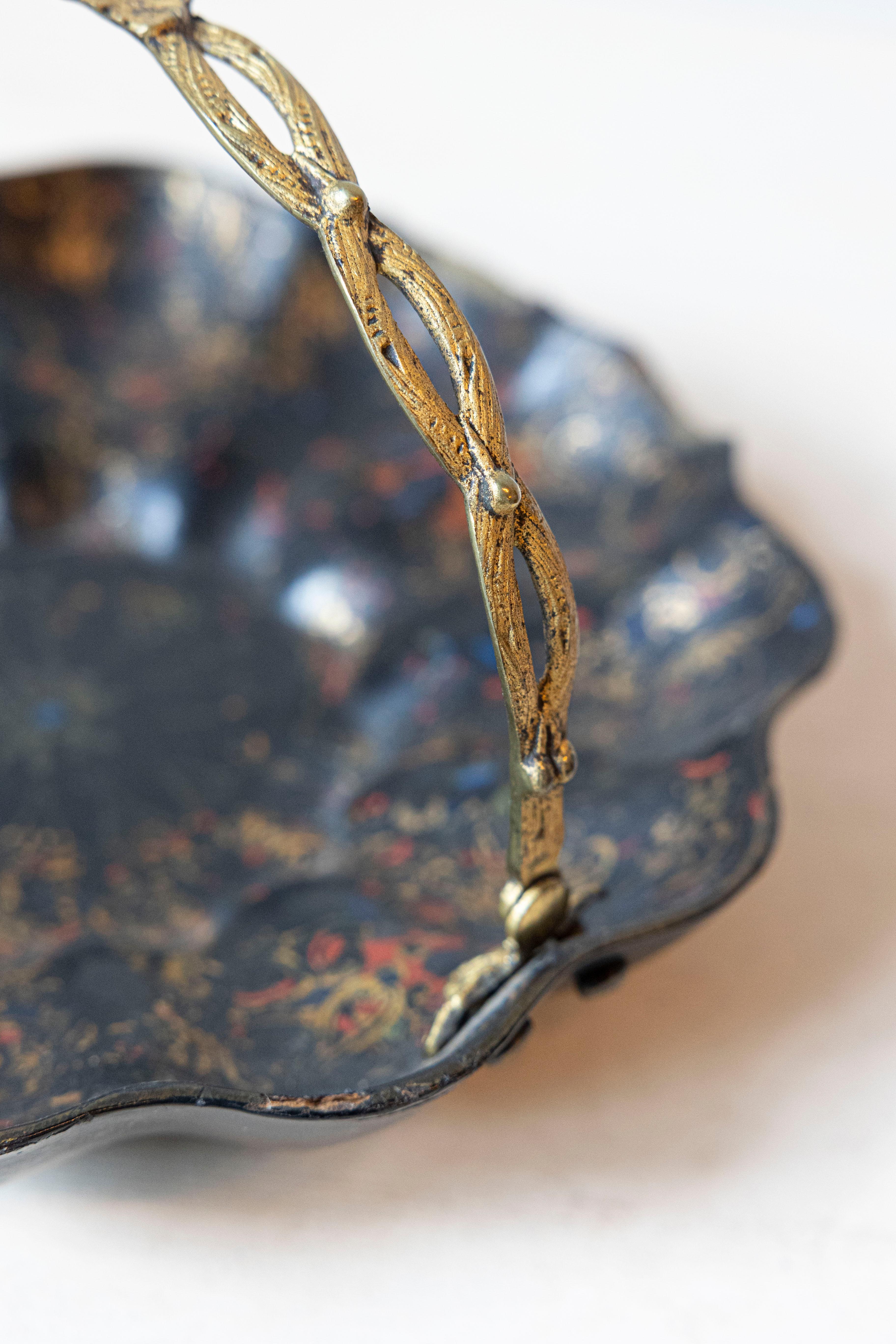 19th-Century French Toleware Basket with Gilded Floral Handle (Metall) im Angebot