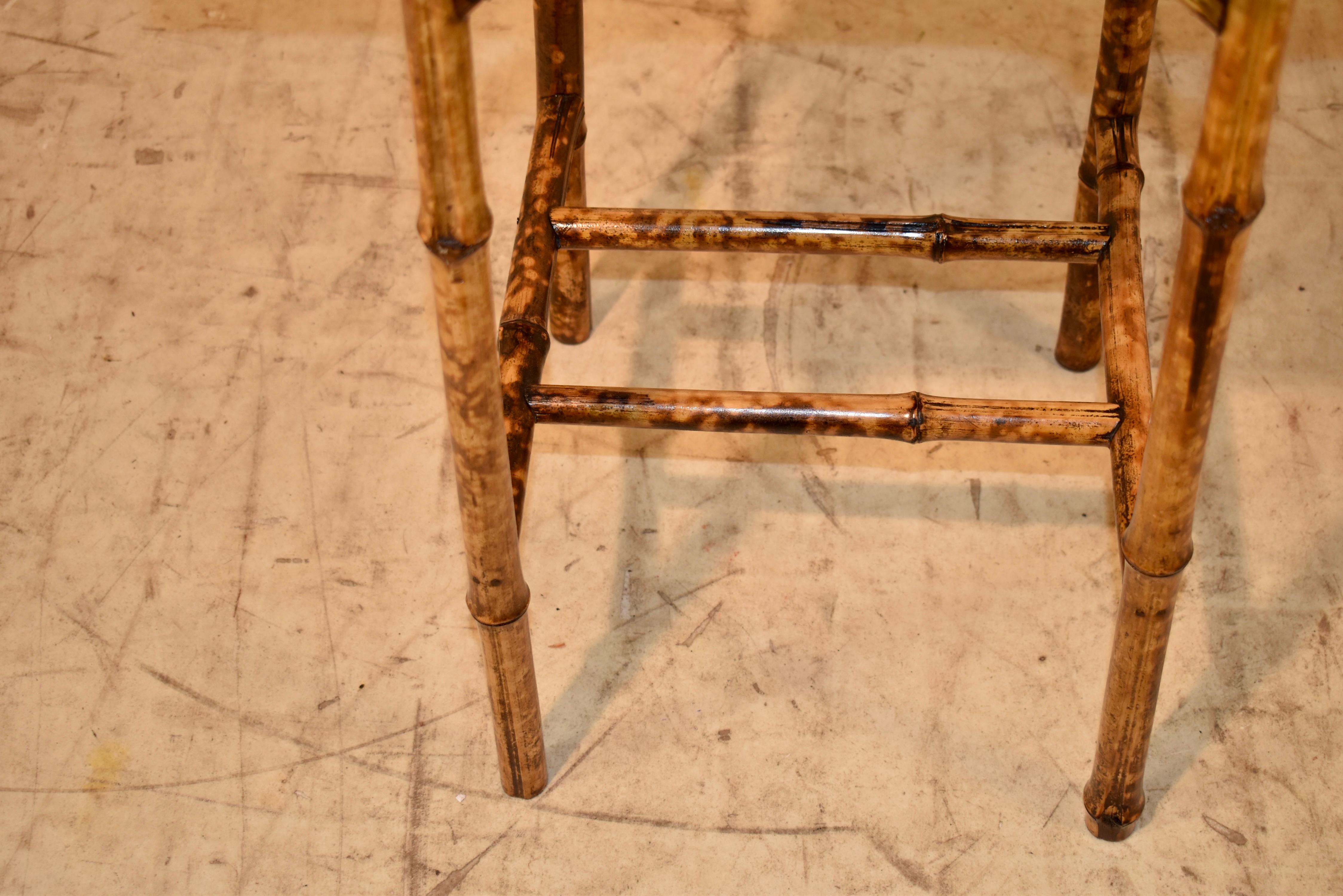Table d'appoint en bambou tortue du 19ème siècle en vente 3