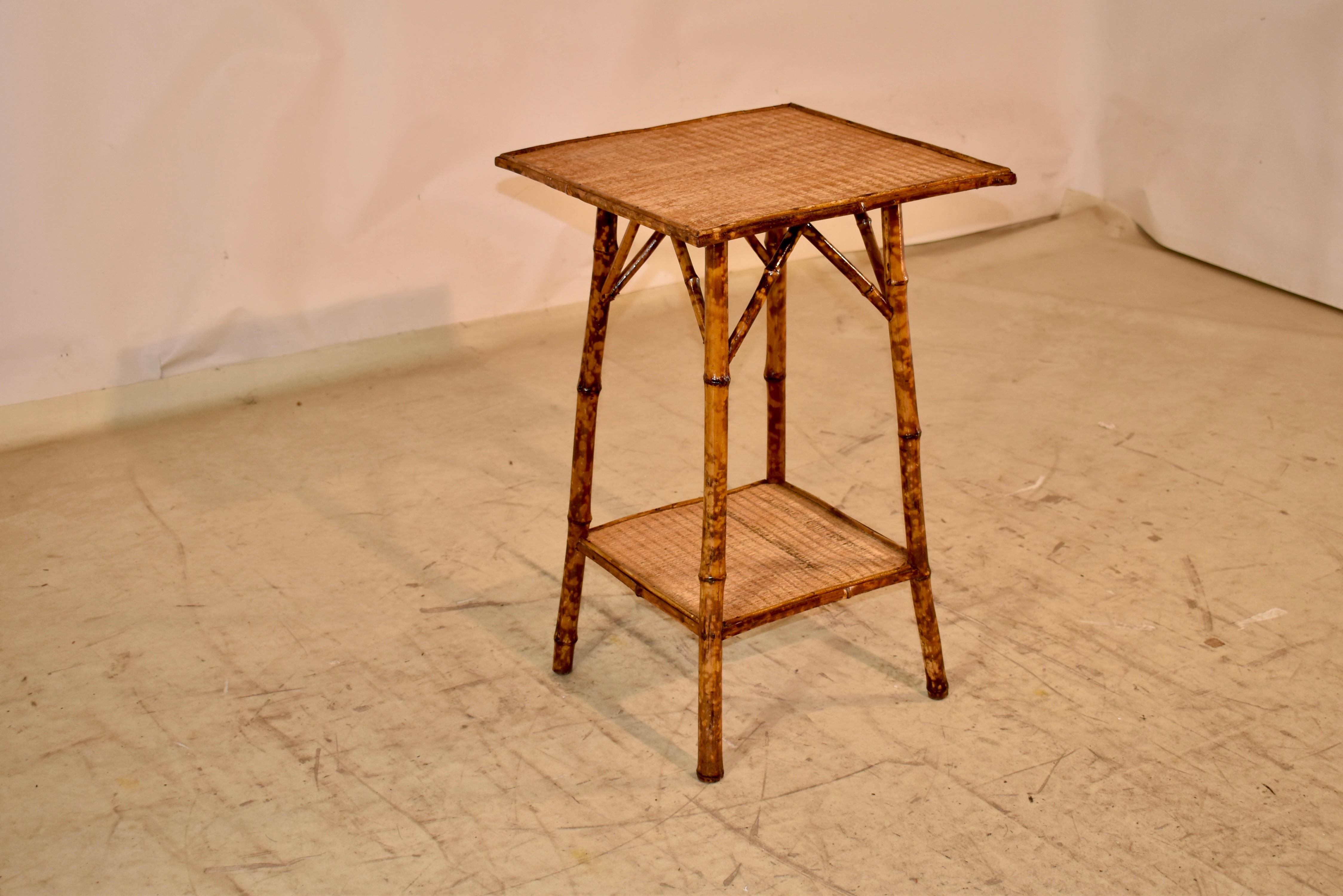 Table d'appoint en bambou torturé du 19e siècle, France.  Le plateau supérieur et le plateau inférieur sont recouverts de jonc d'origine, entouré d'une moulure en bambou.  Le plateau est soutenu par des pieds évasés qui ajoutent un détail au design.