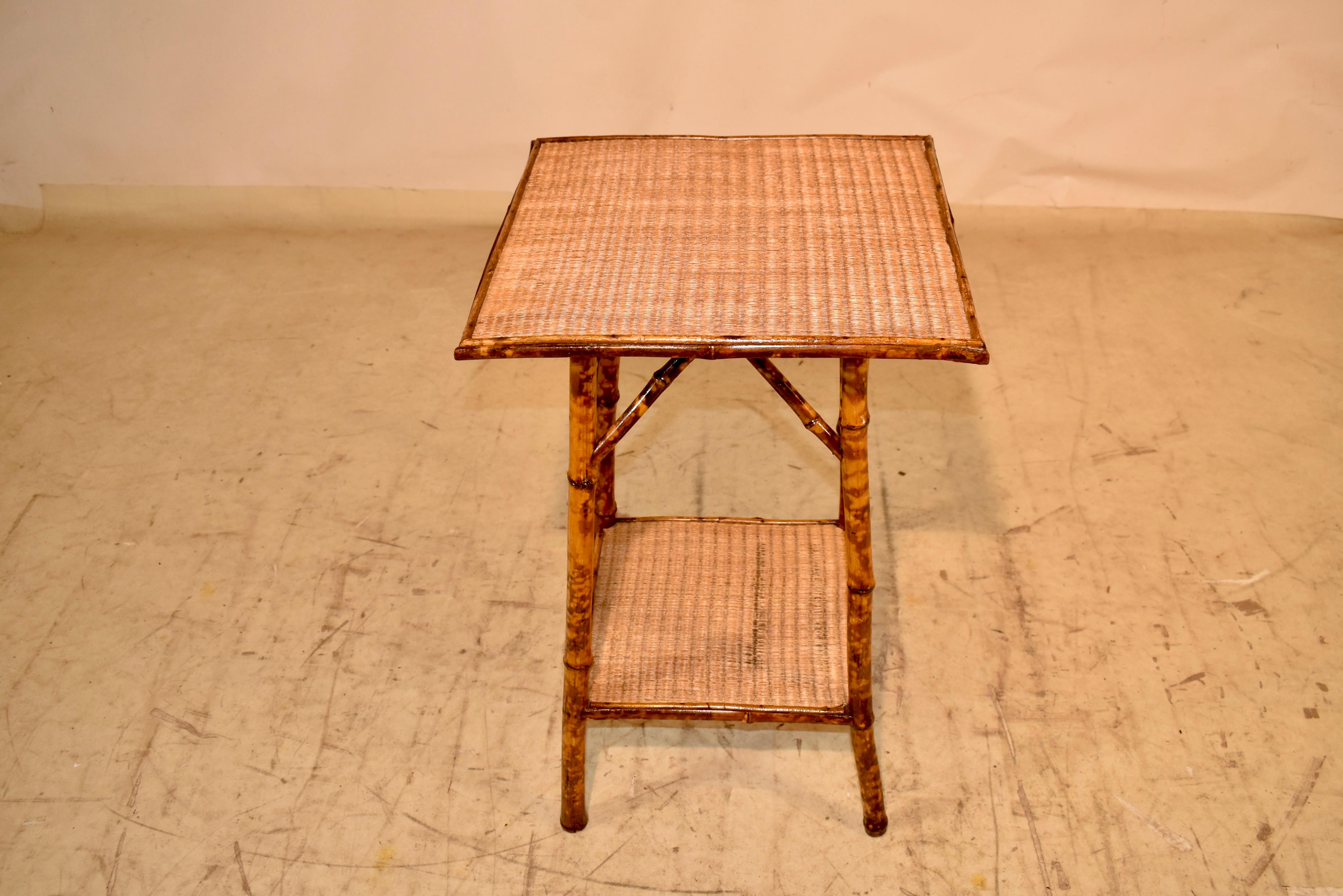 Table d'appoint en bambou tortue du 19ème siècle Bon état - En vente à High Point, NC