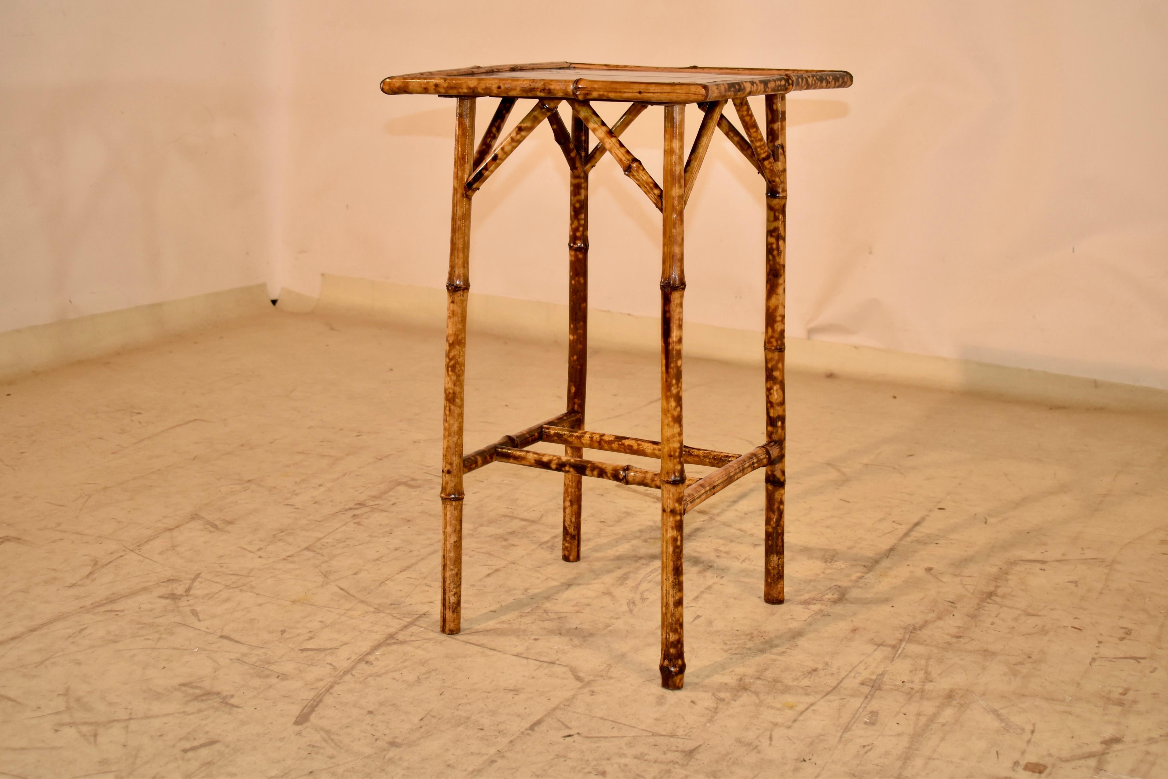 Table d'appoint en bambou tortue du 19ème siècle Bon état - En vente à High Point, NC