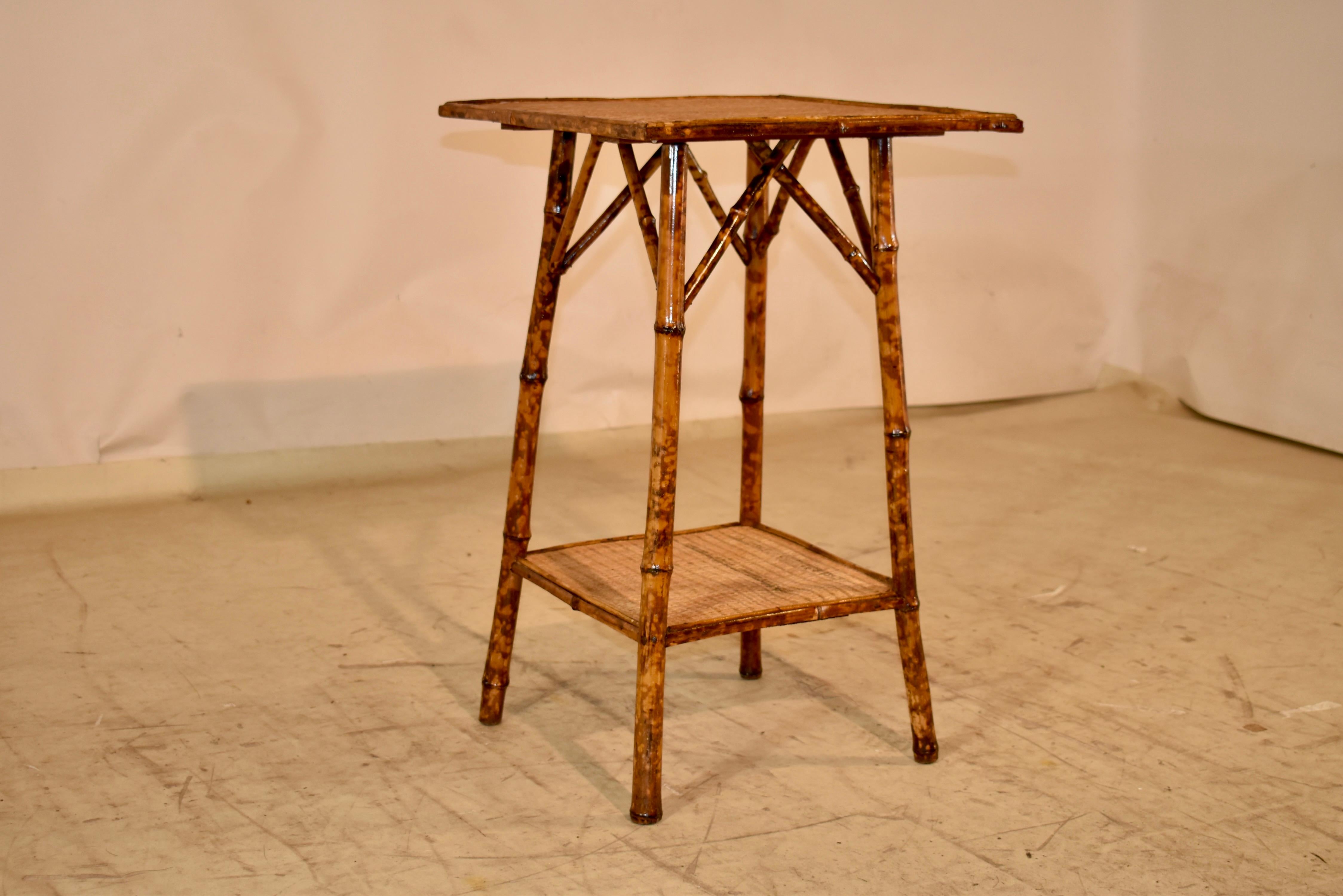 Table d'appoint en bambou tortue du 19ème siècle en vente 1